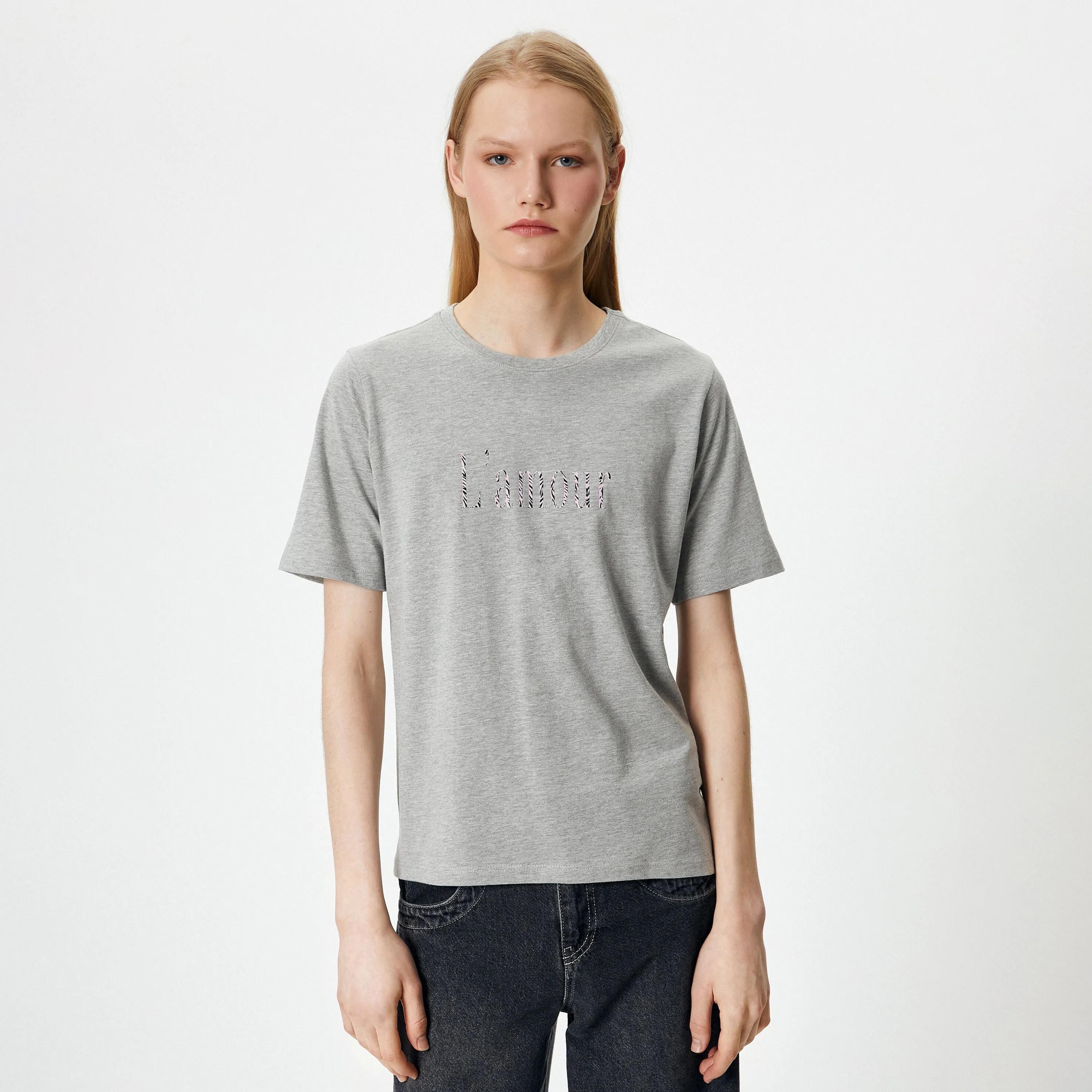 تي شيرت نسائي رمادي اللون بطبعة نصية ورقبة دائرية من كوتون-women-clothing-tshirts-image-1
