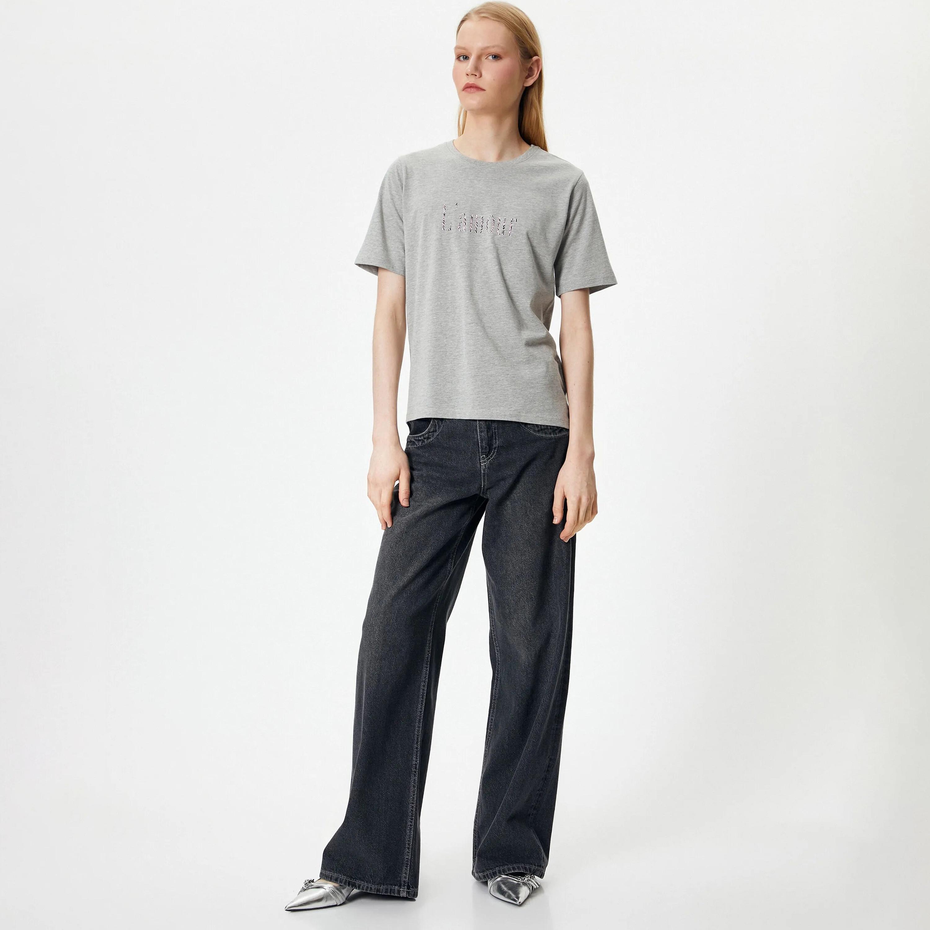 تي شيرت نسائي رمادي اللون بطبعة نصية ورقبة دائرية من كوتون-women-clothing-tshirts-image-2