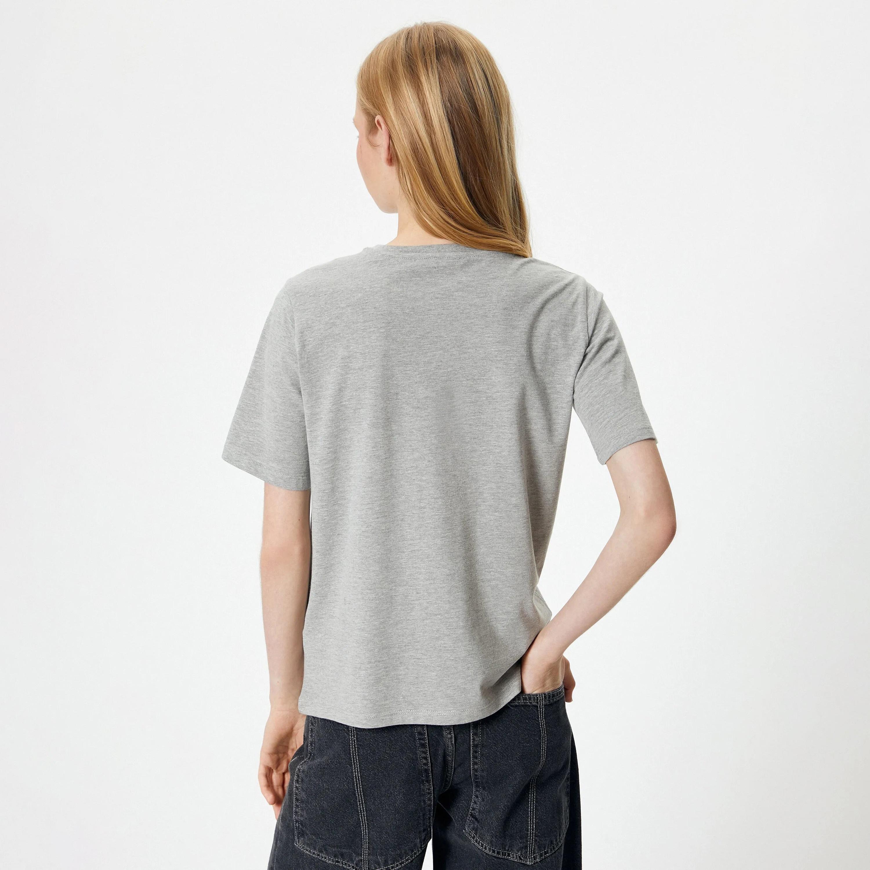 تي شيرت نسائي رمادي اللون بطبعة نصية ورقبة دائرية من كوتون-women-clothing-tshirts-image-3