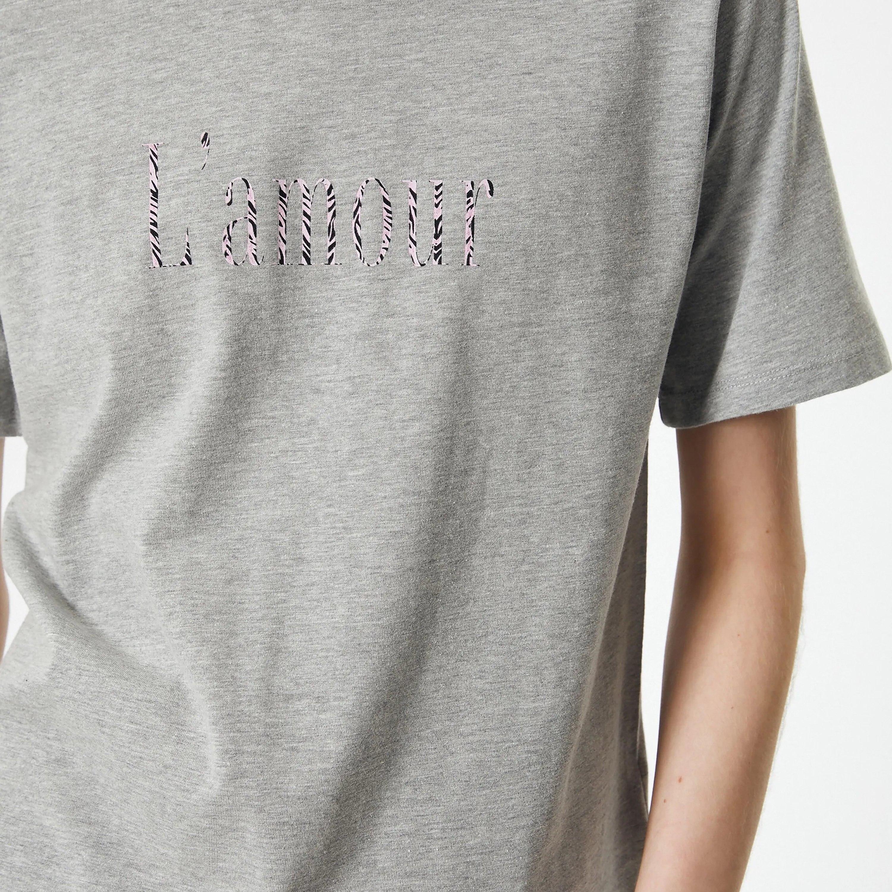 تي شيرت نسائي رمادي اللون بطبعة نصية ورقبة دائرية من كوتون-women-clothing-tshirts-image-4