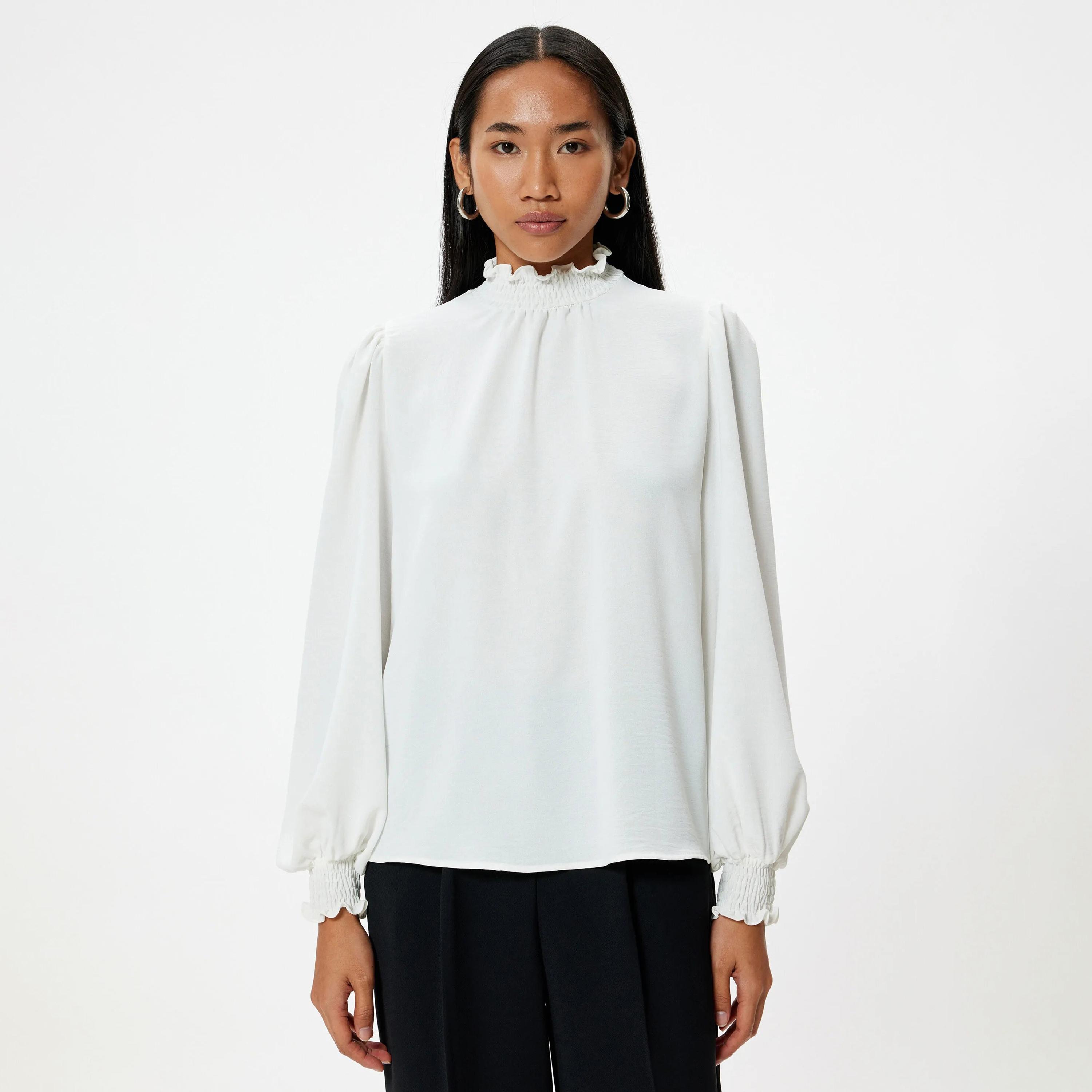 بلوزة نسائية بيضاء مكشكشة برقبة عالية وأكمام منفوخة من كوتون-women-clothing-shirtsandblouses-blouses-image-1