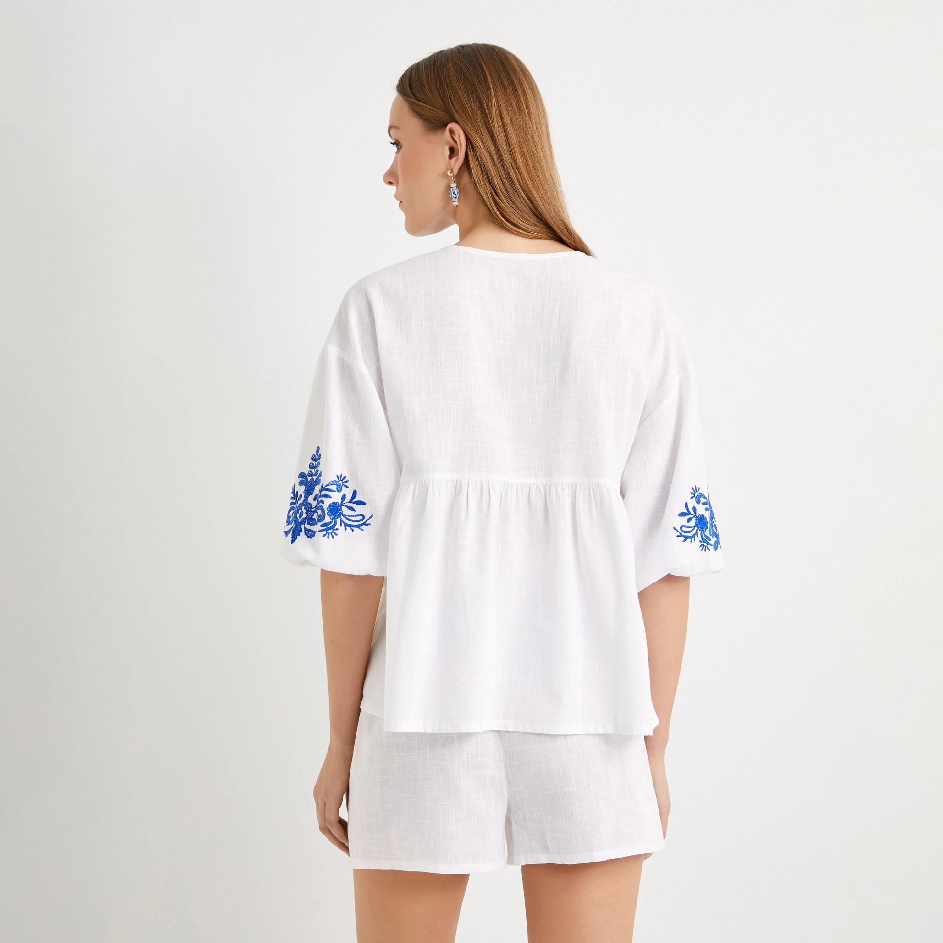 بلوزة نسائية بأكمام منفوخة مطرزة باللون الأبيض من كوتون-women-clothing-shirtsandblouses-blouses-image-3