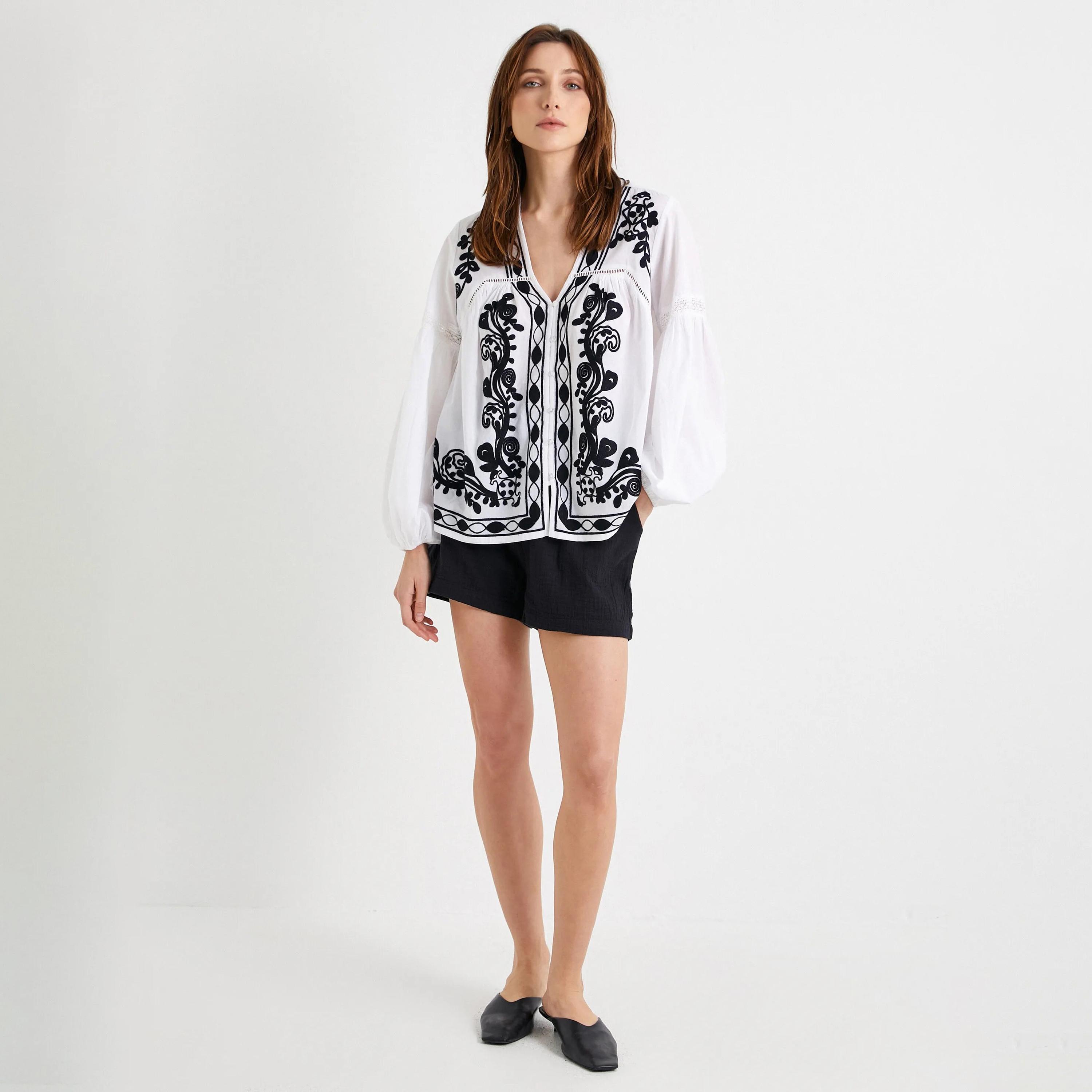 بلوزة نسائية بأكمام منفوخة مطرزة باللون الأبيض من كوتون-women-clothing-shirtsandblouses-blouses-image-2