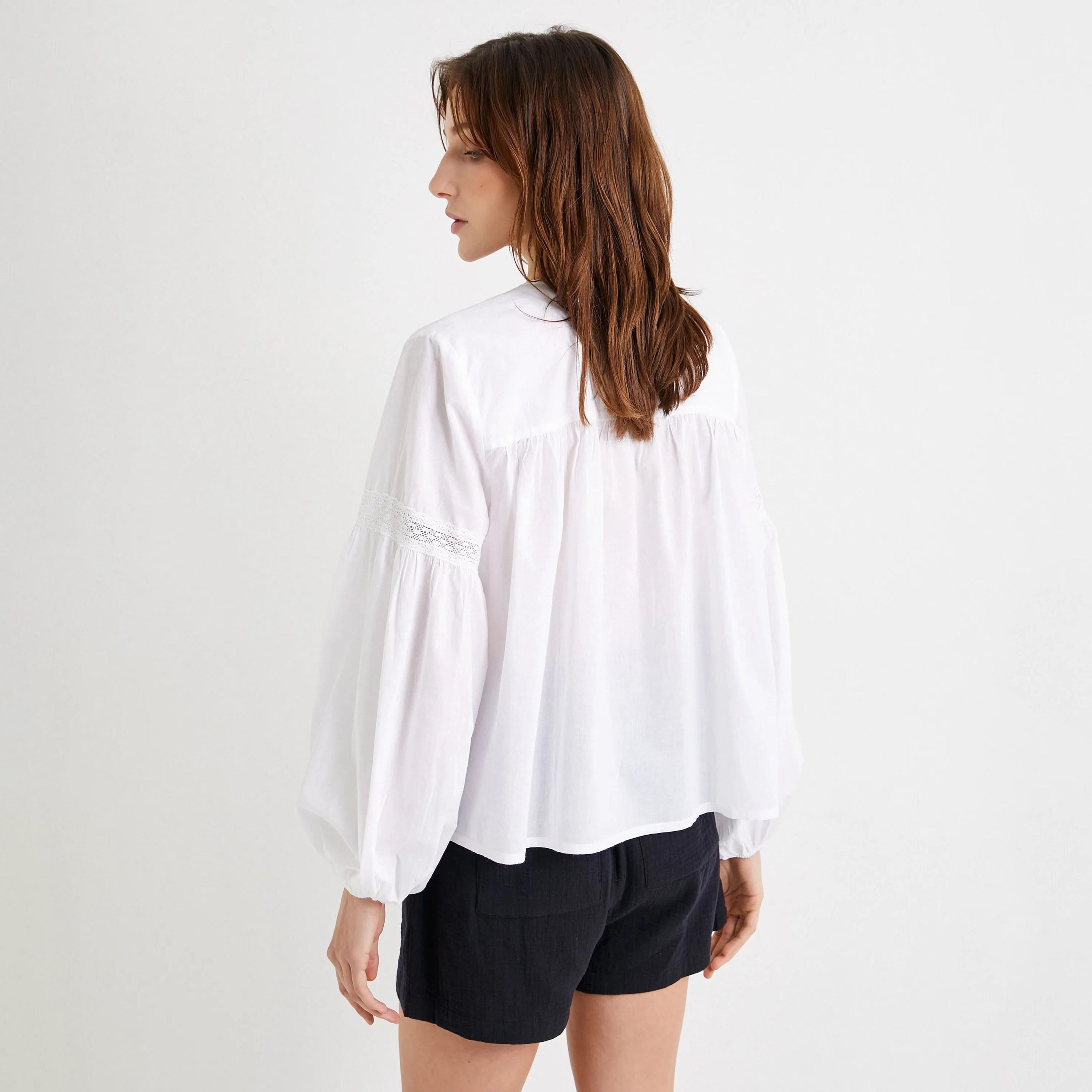 بلوزة نسائية بأكمام منفوخة مطرزة باللون الأبيض من كوتون-women-clothing-shirtsandblouses-blouses-image-3