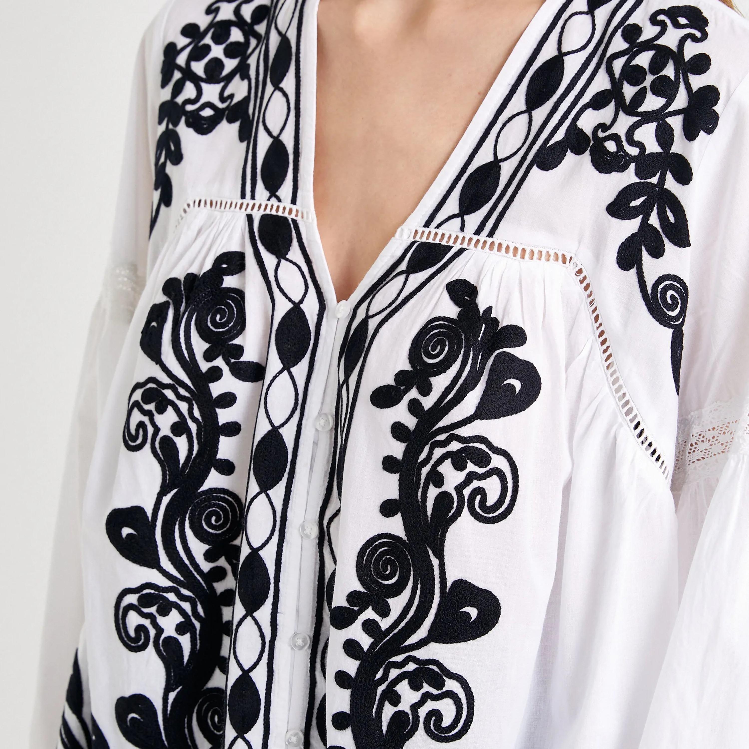 بلوزة نسائية بأكمام منفوخة مطرزة باللون الأبيض من كوتون-women-clothing-shirtsandblouses-blouses-image-4