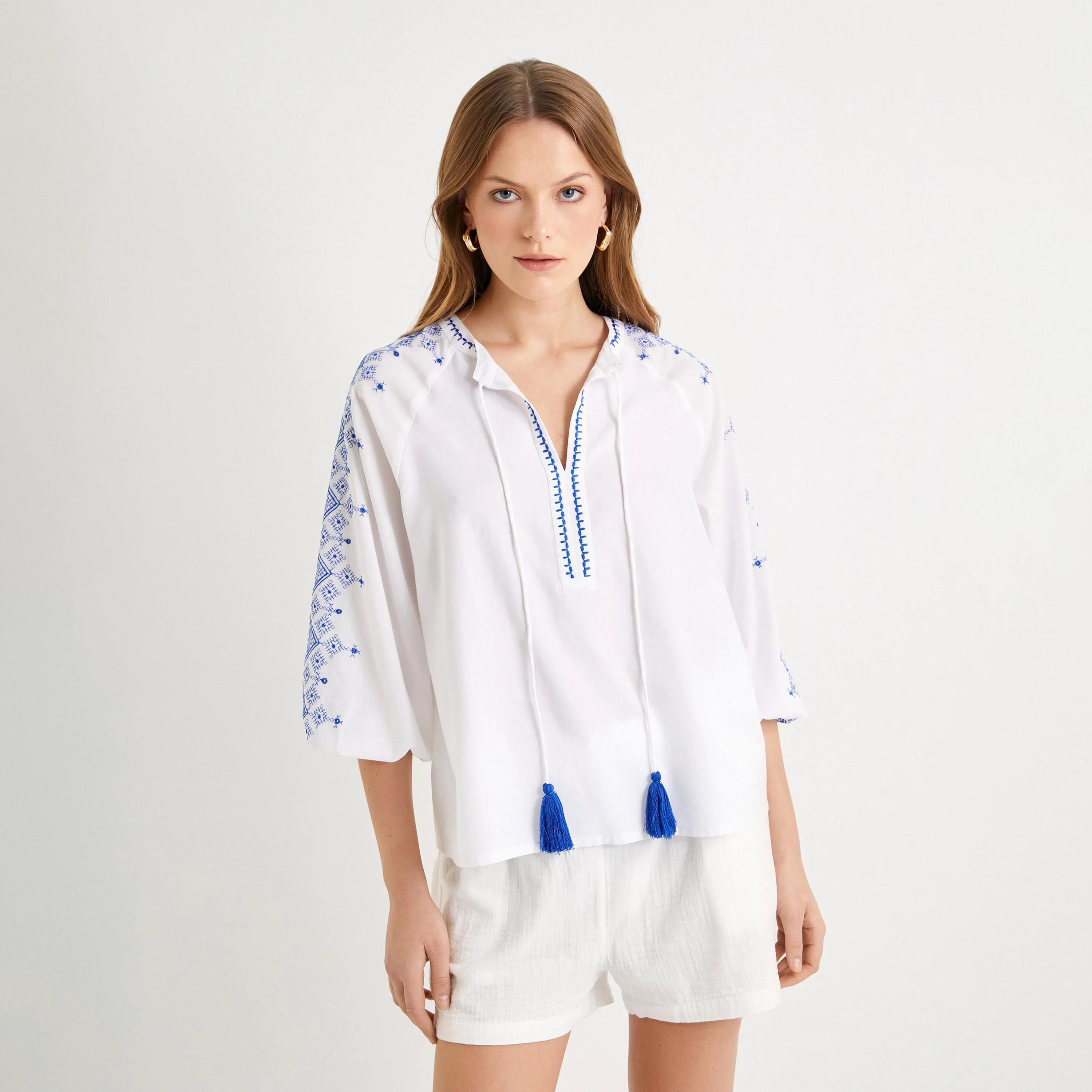 بلوزة نسائية بيضاء مطرزة بربطة عنق وأكمام منفوخة من كوتون-women-clothing-shirtsandblouses-blouses-image-1