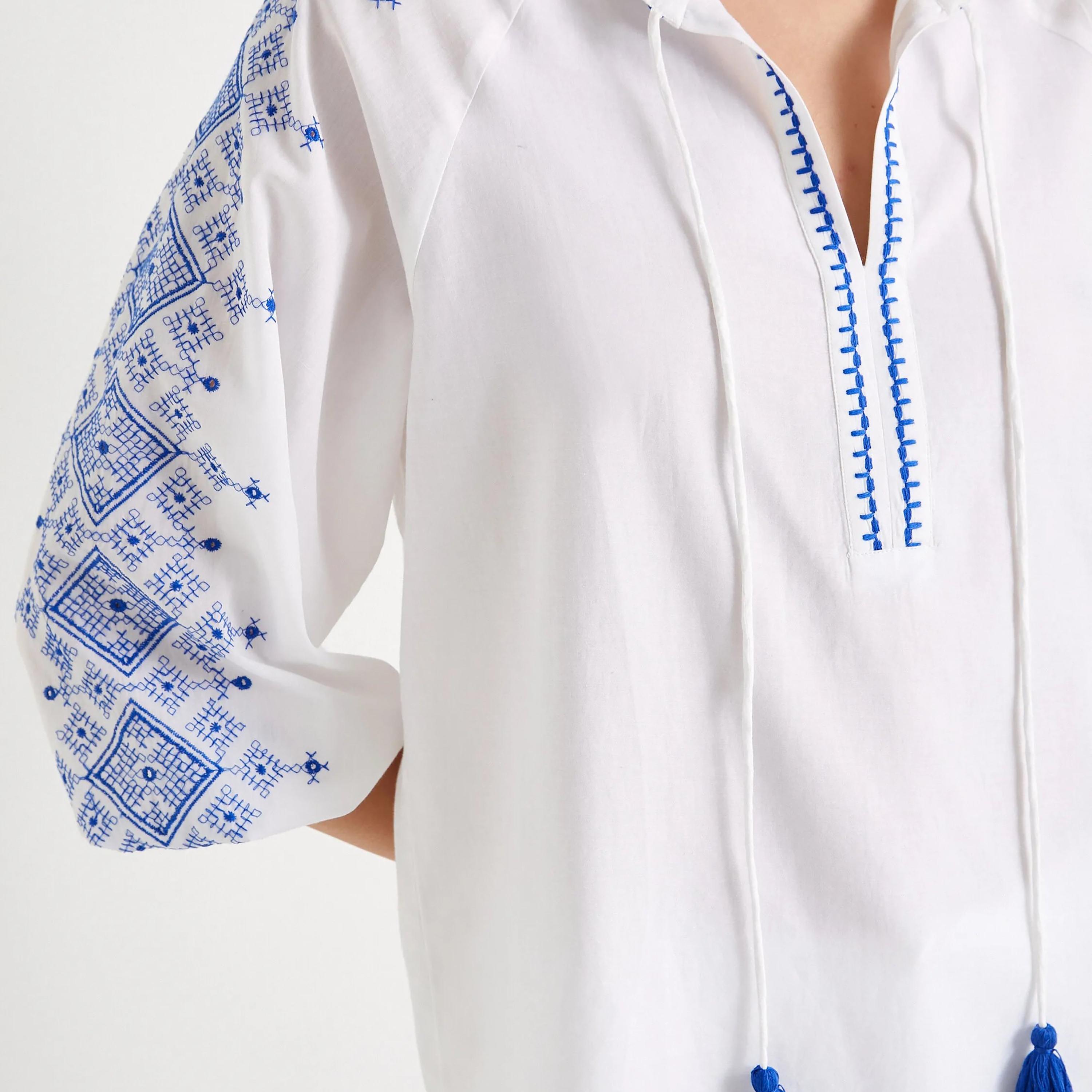 بلوزة نسائية بيضاء مطرزة بربطة عنق وأكمام منفوخة من كوتون-women-clothing-shirtsandblouses-blouses-image-4