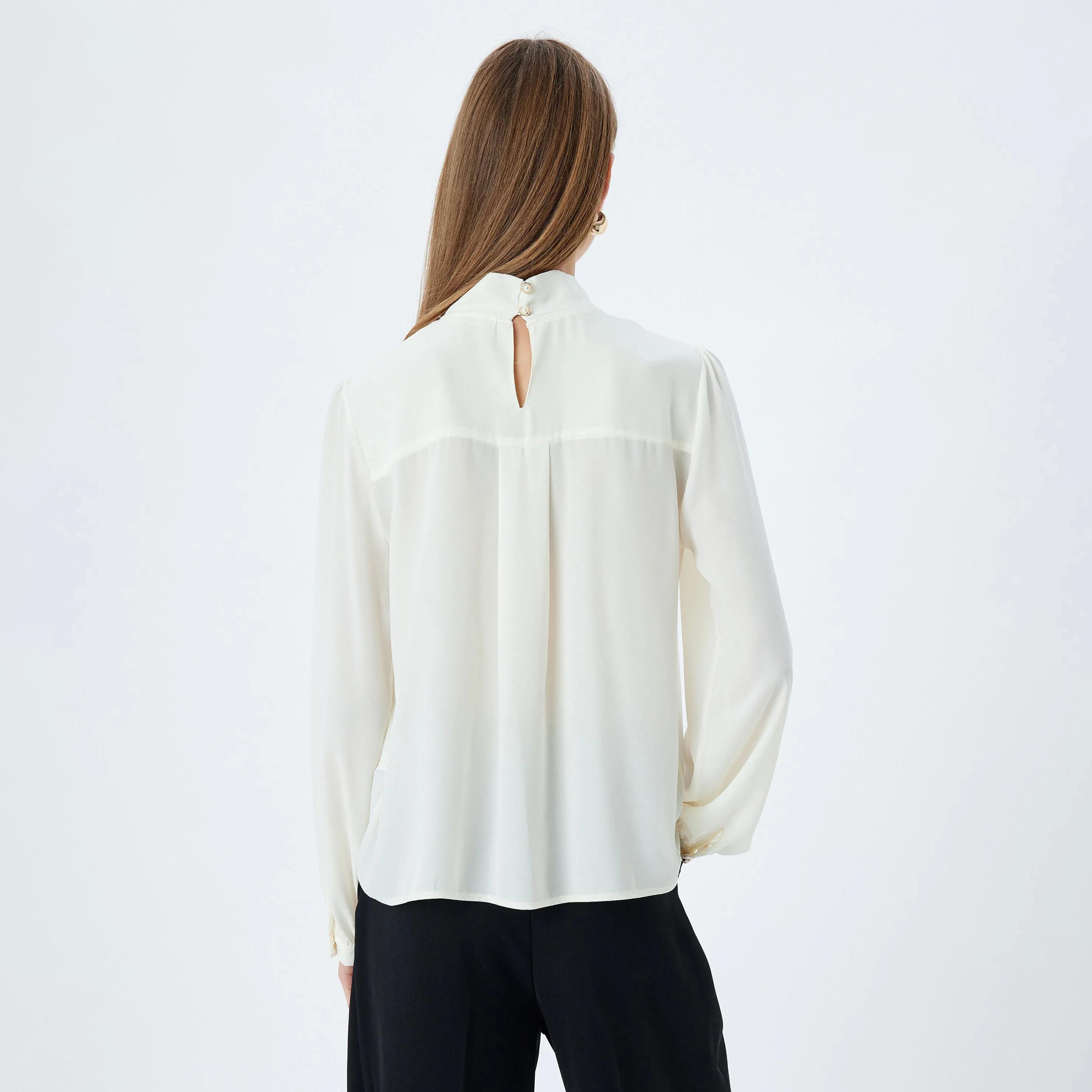 بلوزة نسائية برباط على الرقبة باللون الكريمي من كوتون-women-clothing-shirtsandblouses-blouses-image-3
