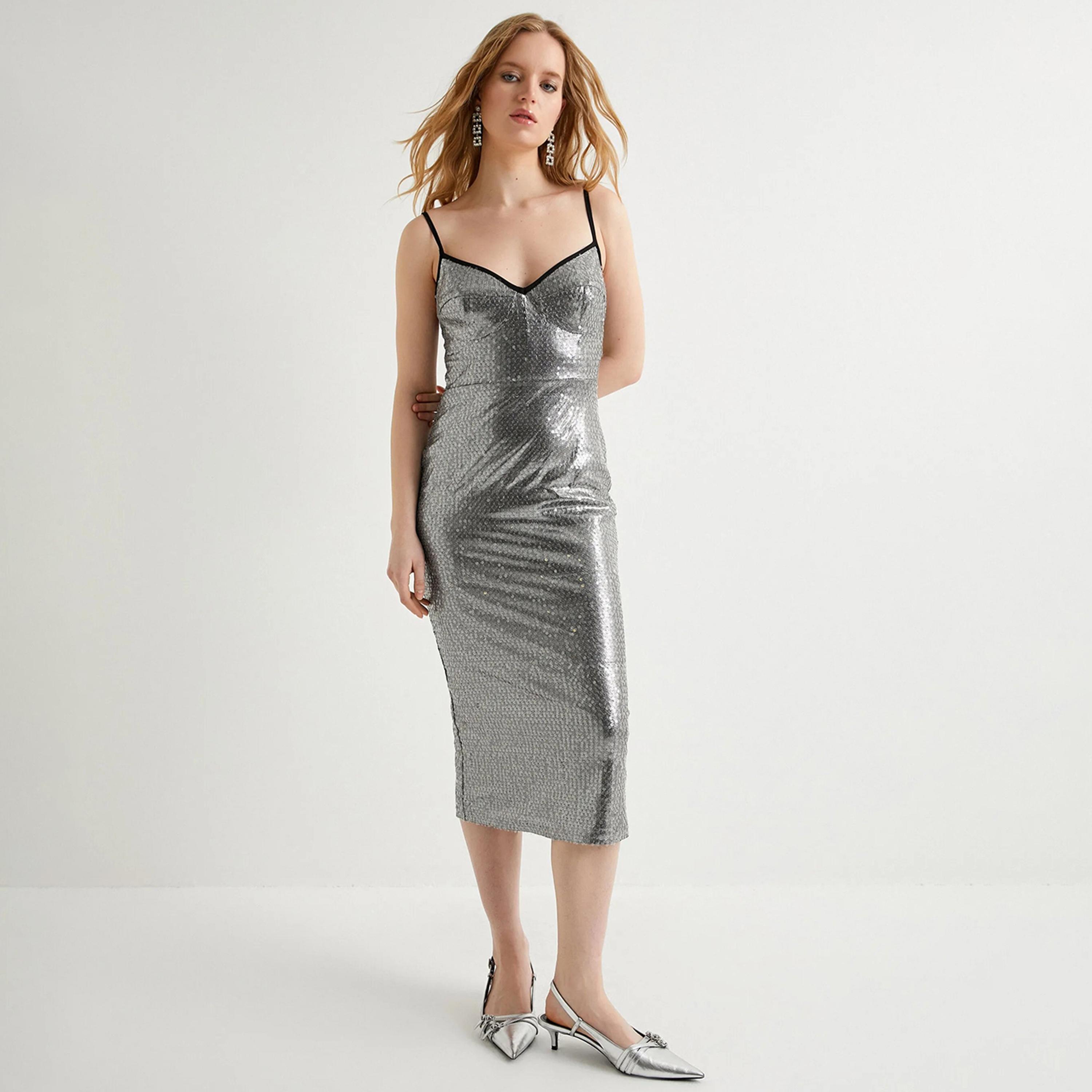 فستان نسائي متوسط الطول بقصة ضيقة وحمالات كتف فضية مزينة بالترتر من كوتون-women-clothing-dresses-image-1