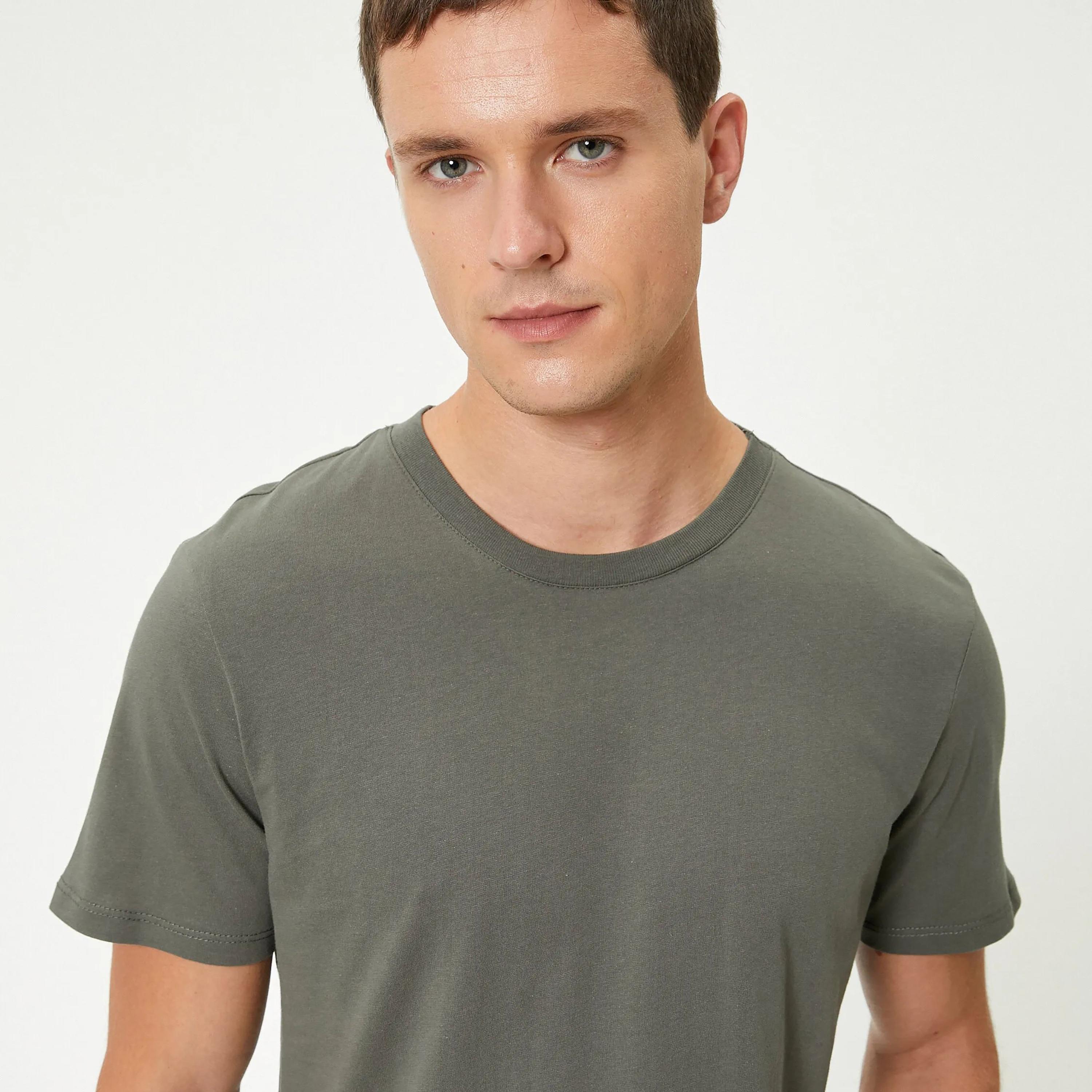 تيشيرت رجالي بأكمام قصيرة وياقة دائرية سادة من كوتون.-men-clothing-tshirtsandpolos-tshirts-image-7