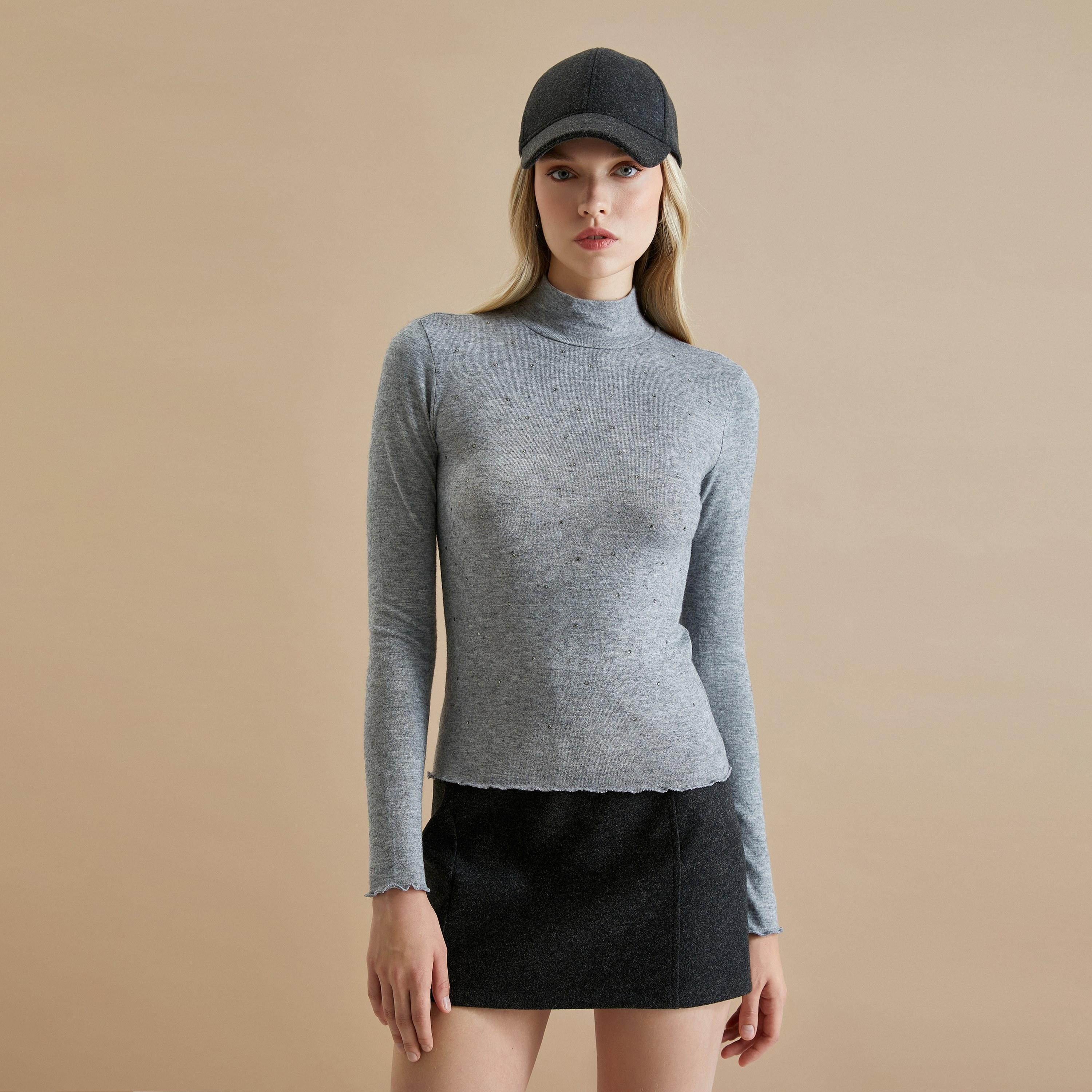 تيشيرت نسائي بلون رمادي وياقة عالية مرصع بأحجار الستراس من كوتون-women-clothing-tshirts-image-1