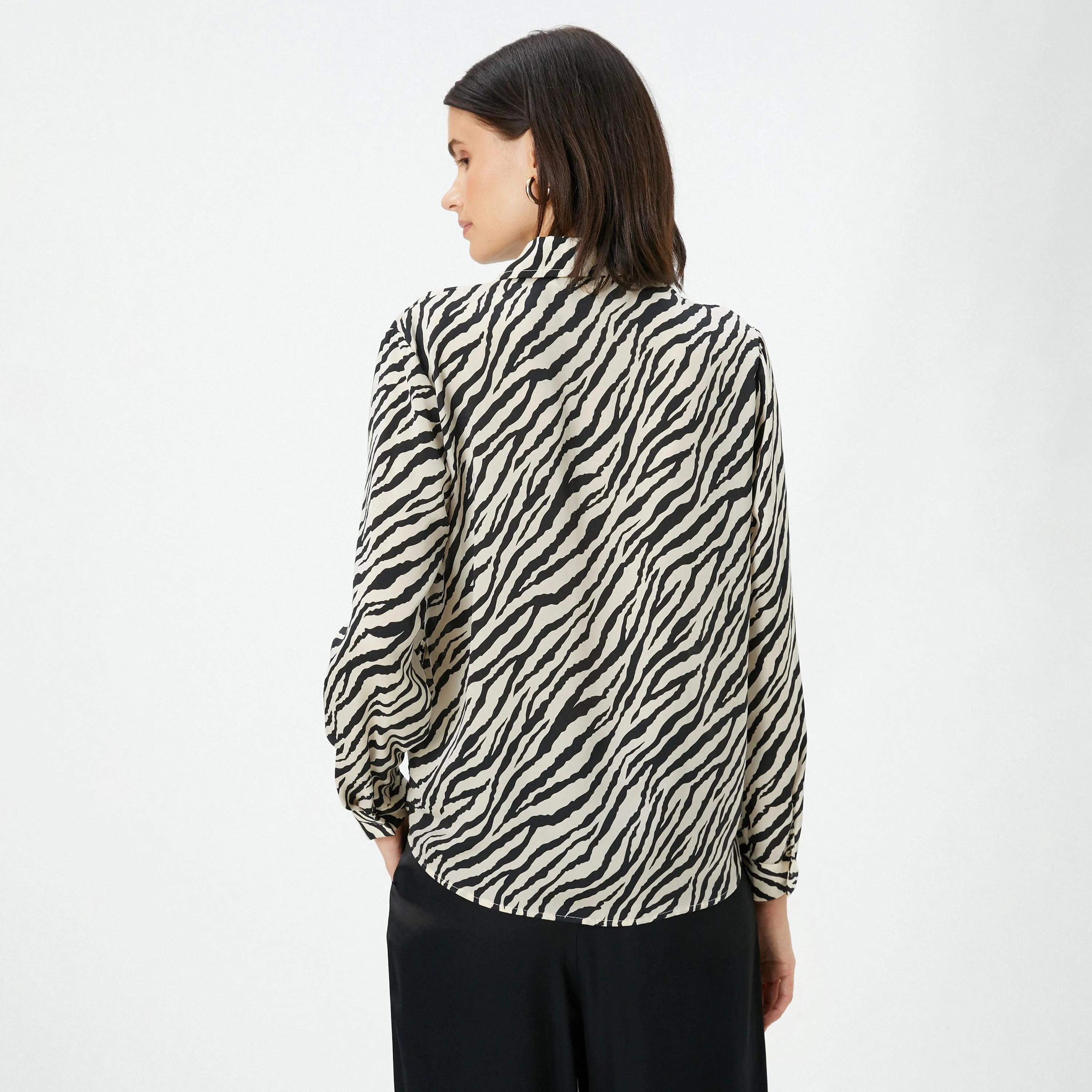 قميص نسائي أسود بطبعة تجريدية وياقة من كوتون-women-clothing-shirtsandblouses-shirts-image-3