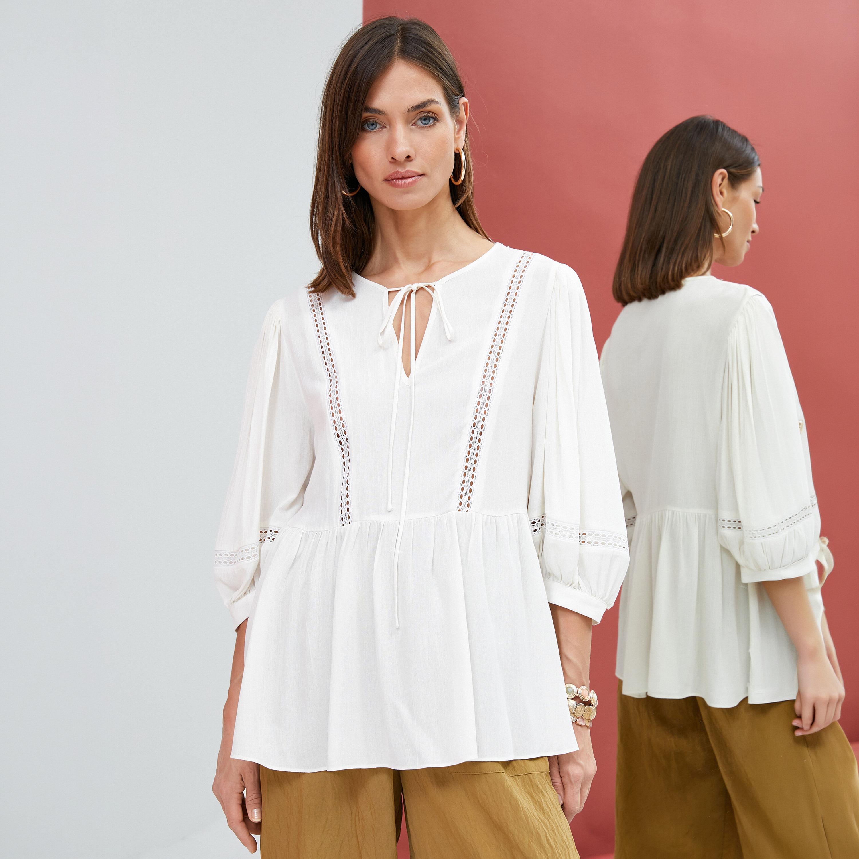 بلوزة بيبلوم نسائية بلون أبيض مع رباط عنق وأكمام بالون من كوتون-women-clothing-shirtsandblouses-blouses-image-1