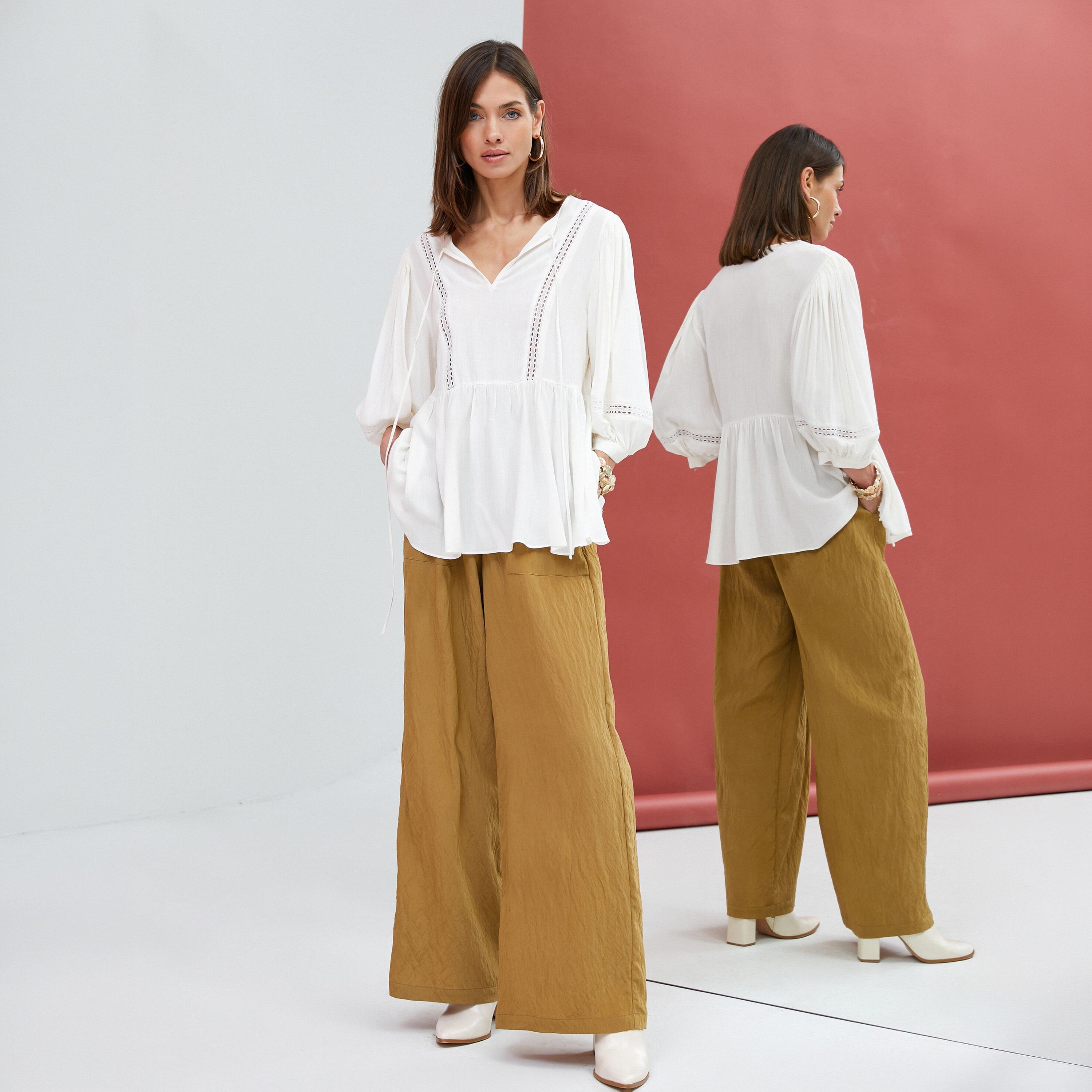 بلوزة بيبلوم نسائية بلون أبيض مع رباط عنق وأكمام بالون من كوتون-women-clothing-shirtsandblouses-blouses-image-2