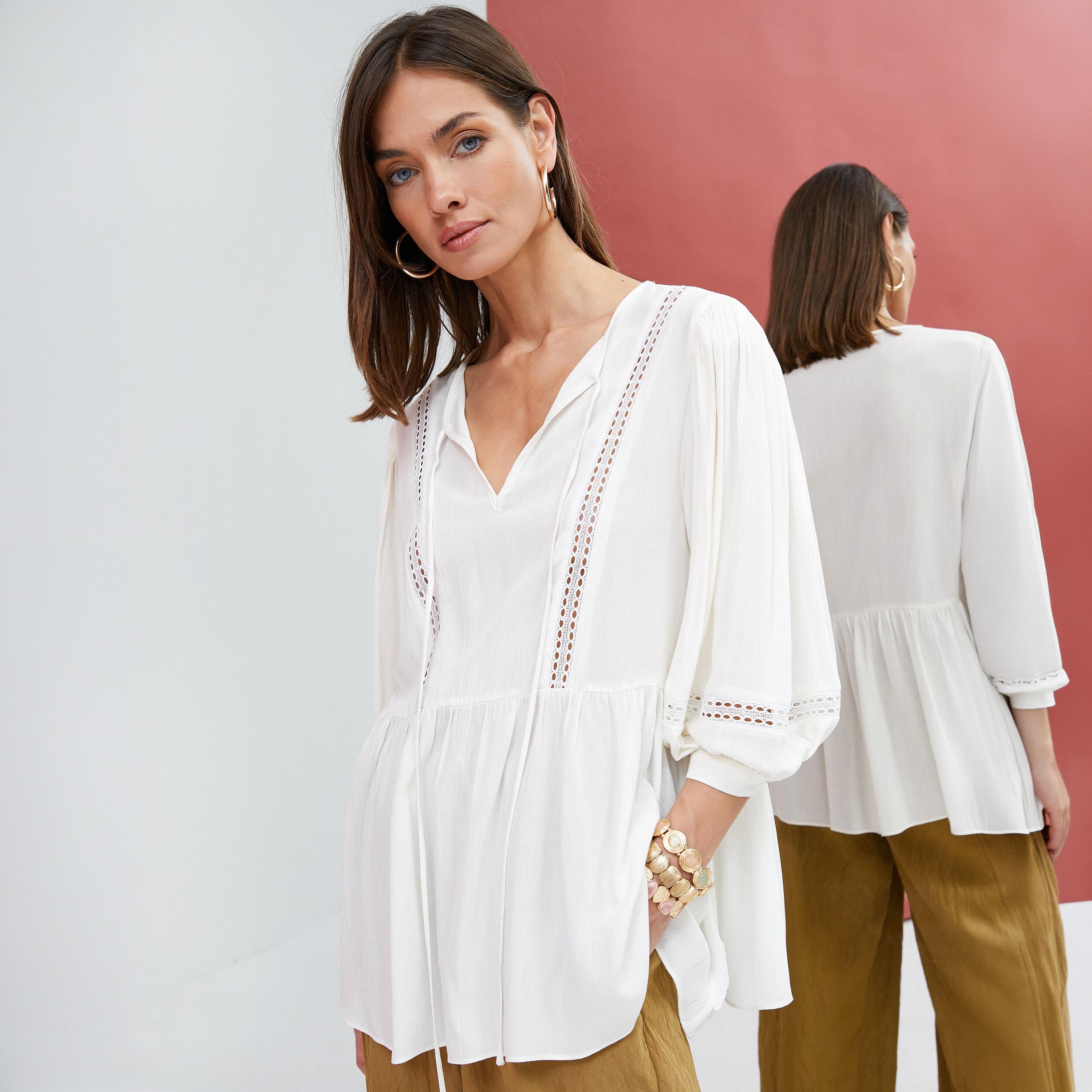 بلوزة بيبلوم نسائية بلون أبيض مع رباط عنق وأكمام بالون من كوتون-women-clothing-shirtsandblouses-blouses-image-4
