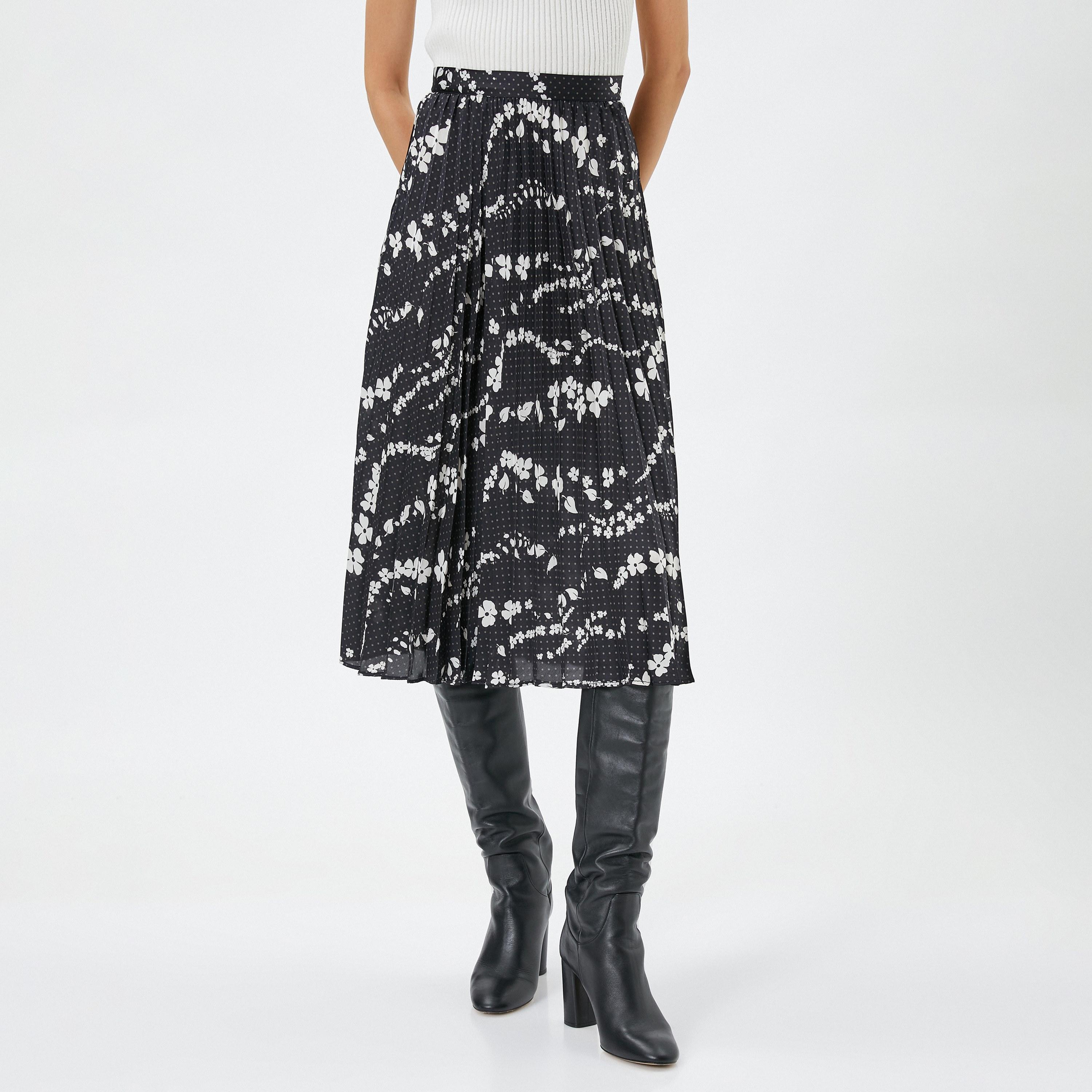 تنورة شيفون بكسرات وبطبعة زهور بلون أسود من كوتون-women-clothing-bottoms-skirts-image-1