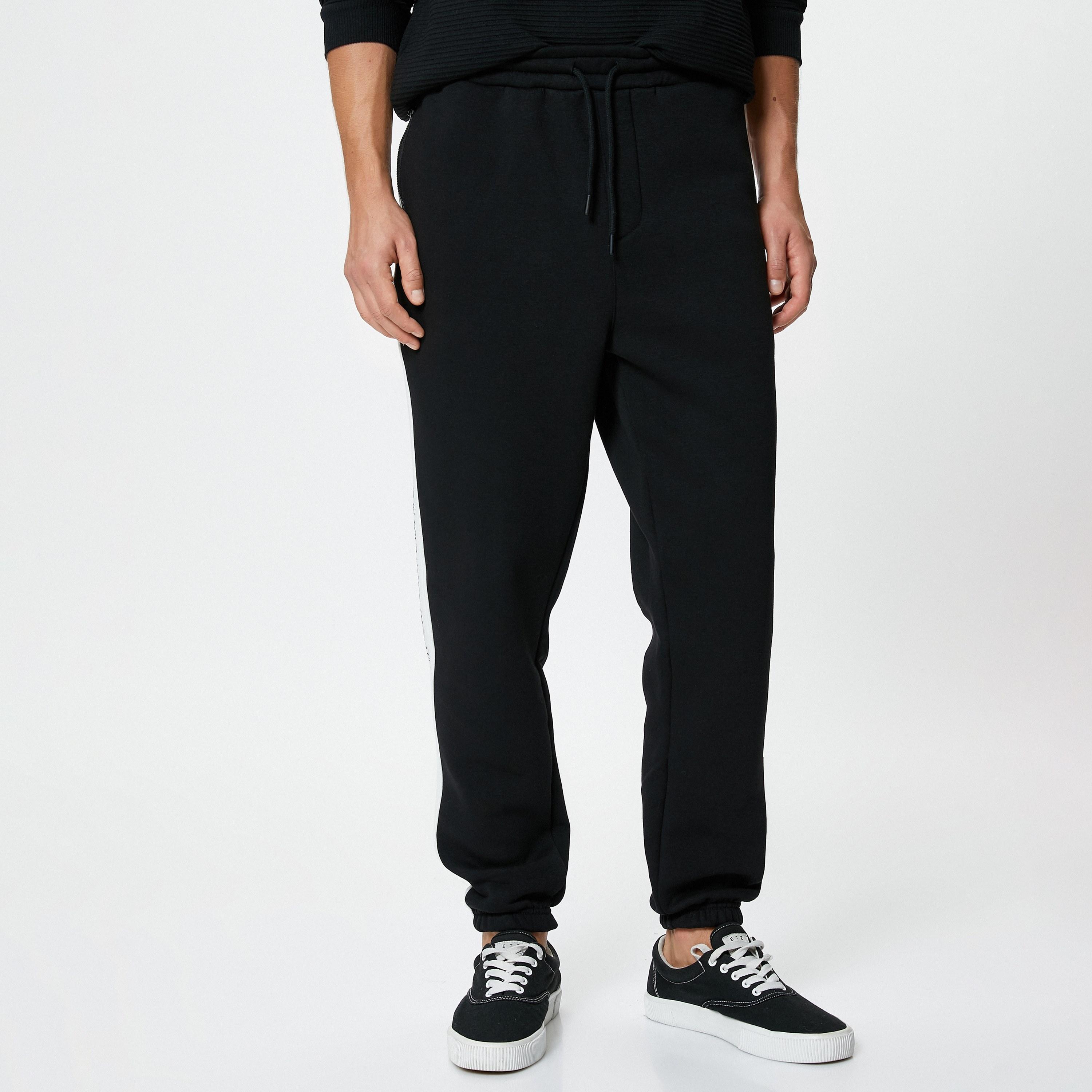 بنطال رياضي (ترينينغ) رجالي بقصة عادية وخصر متوسط الارتفاع برباط من كوتون-men-clothing-bottoms-joggers-image-1