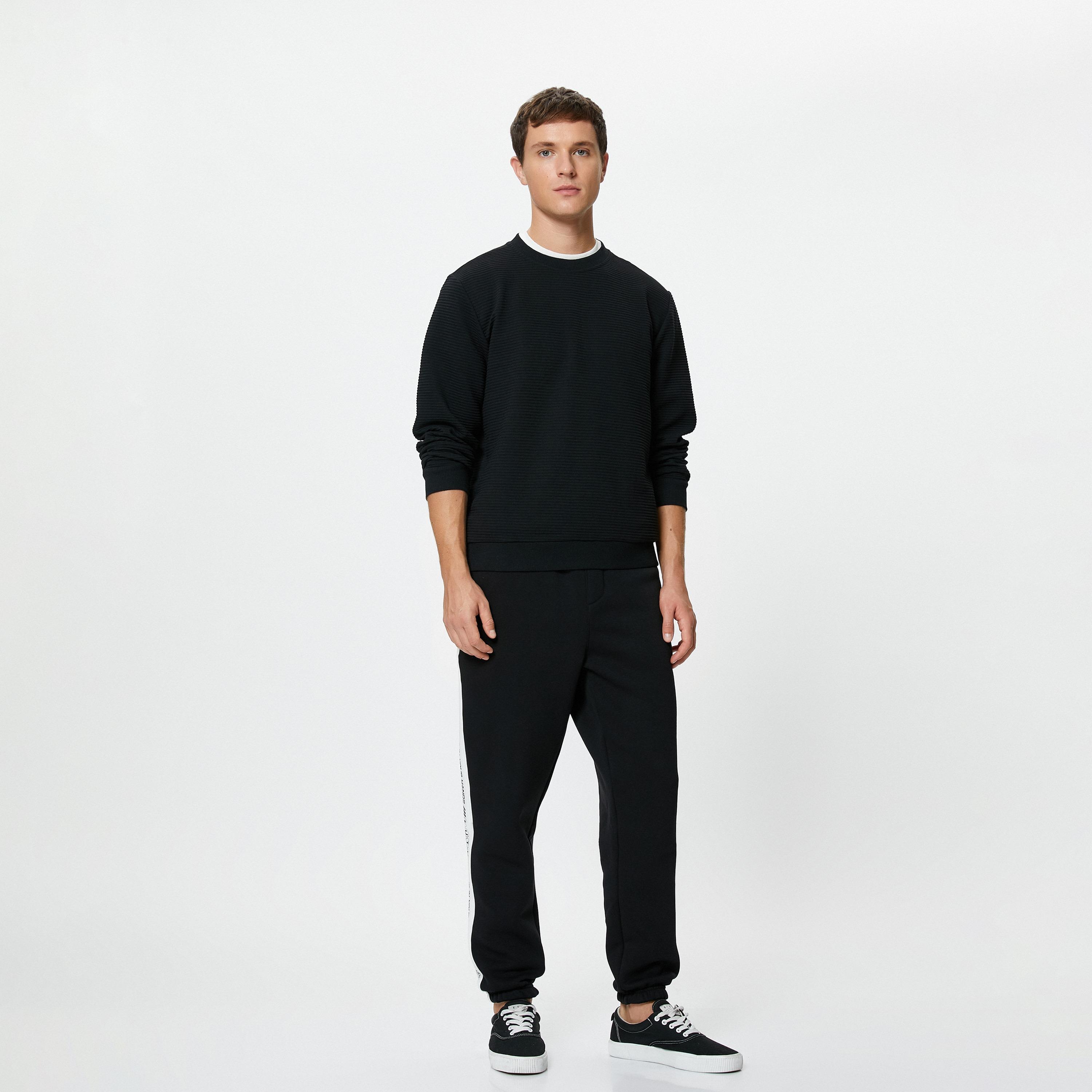 بنطال رياضي (ترينينغ) رجالي بقصة عادية وخصر متوسط الارتفاع برباط من كوتون-men-clothing-bottoms-joggers-image-2