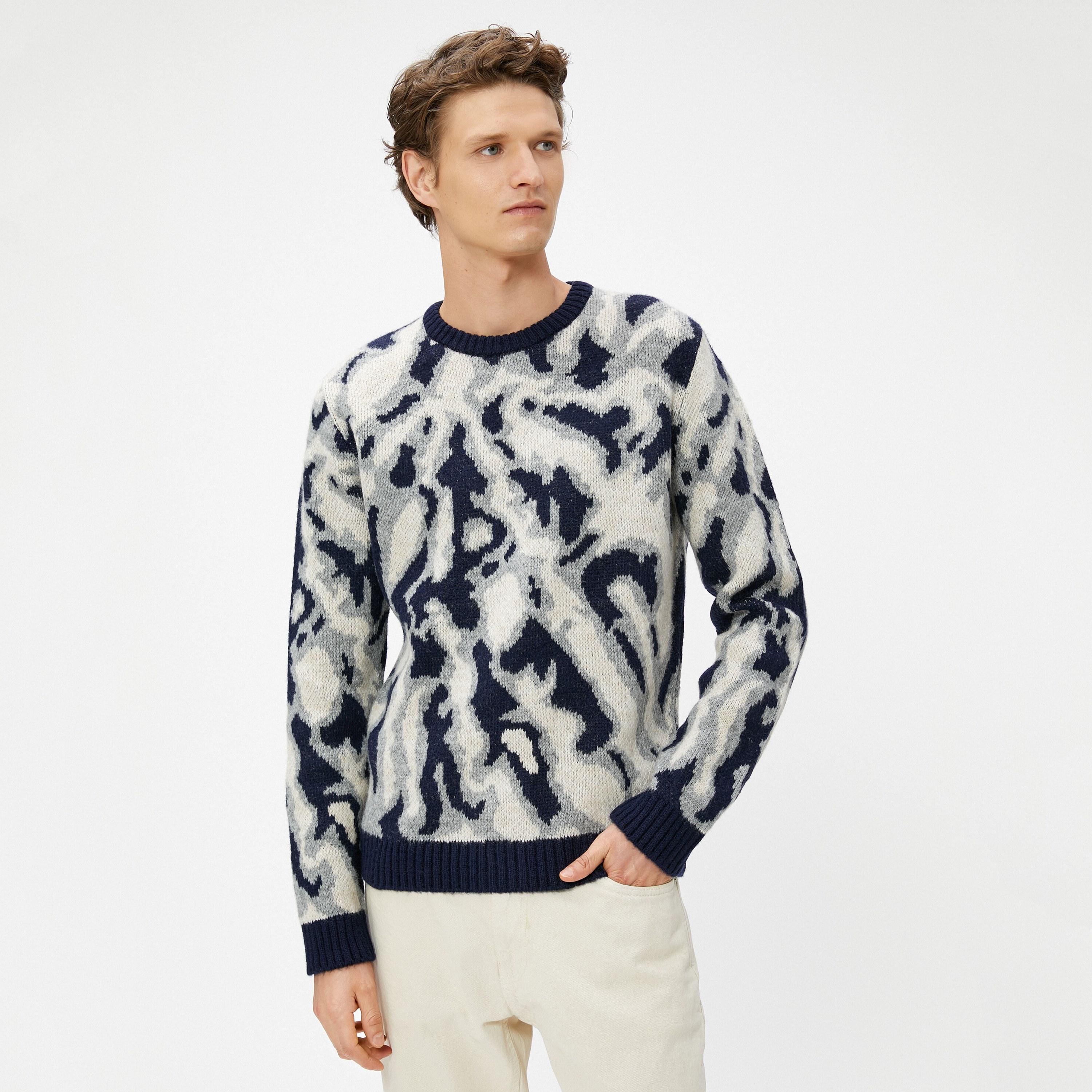 سويتر رجالي بياقة مستديرة وأكمام طويلة بطبعة تجريدية من كوتون-men-clothing-sweatersandpullovers-image-1