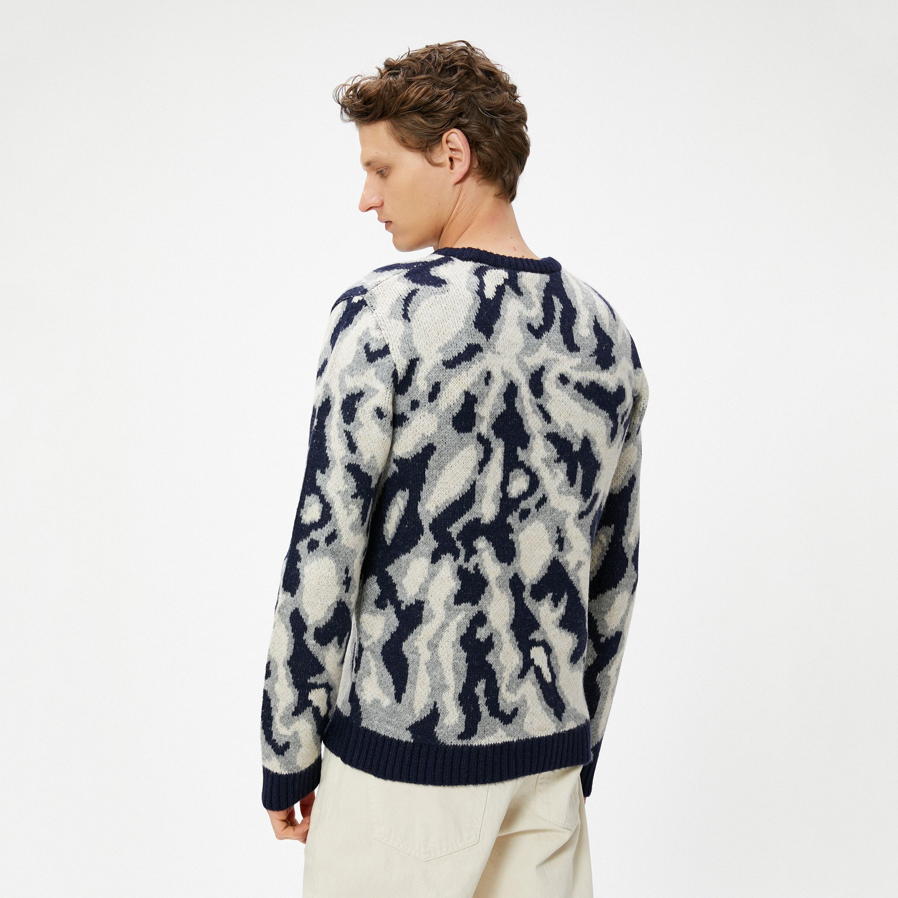سويتر رجالي بياقة مستديرة وأكمام طويلة بطبعة تجريدية من كوتون-men-clothing-sweatersandpullovers-image-4