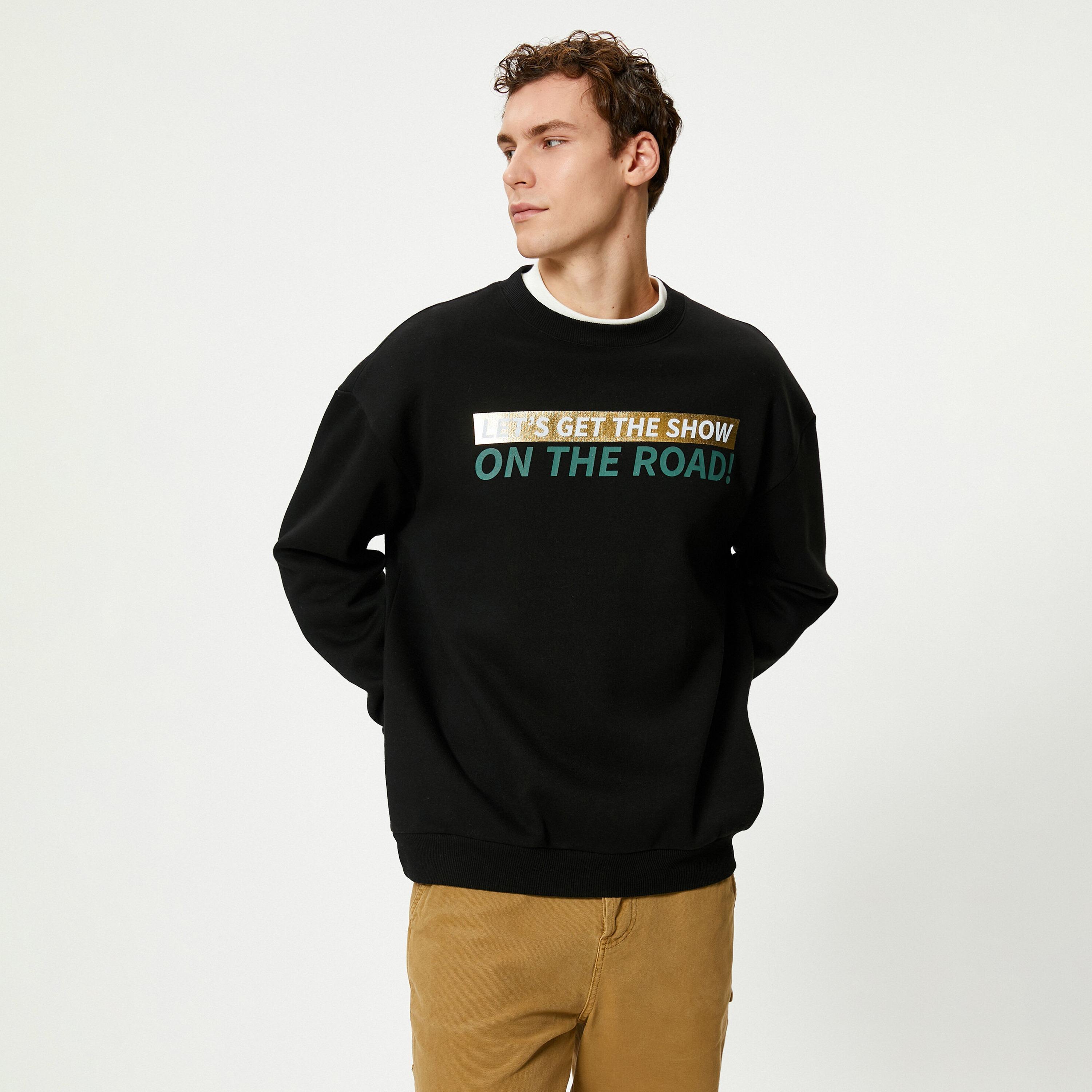 سويت شيرت رجالي بطبعة تايبوغرافية (حروف) وياقة مستديرة وأكمام طويلة من كوتون-men-winterwear-hoodiesandsweatshirts-image-1