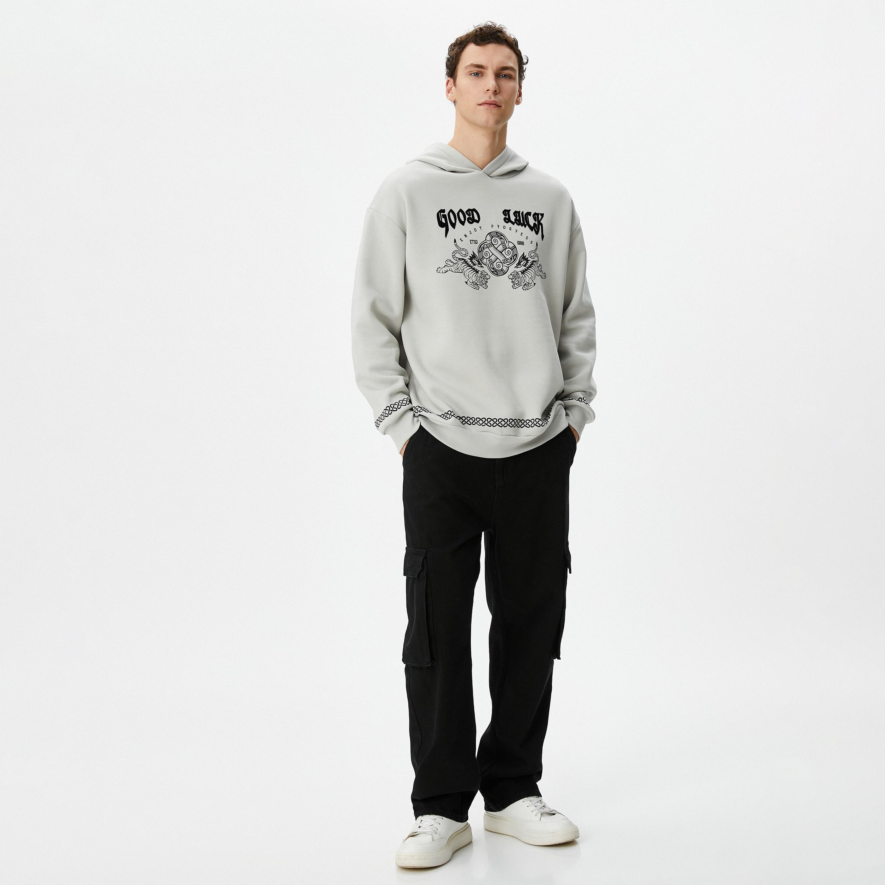 هودي رجالي بطبعة غرافيك وياقة هودي وأكمام طويلة من كوتون-men-winterwear-hoodiesandsweatshirts-image-2