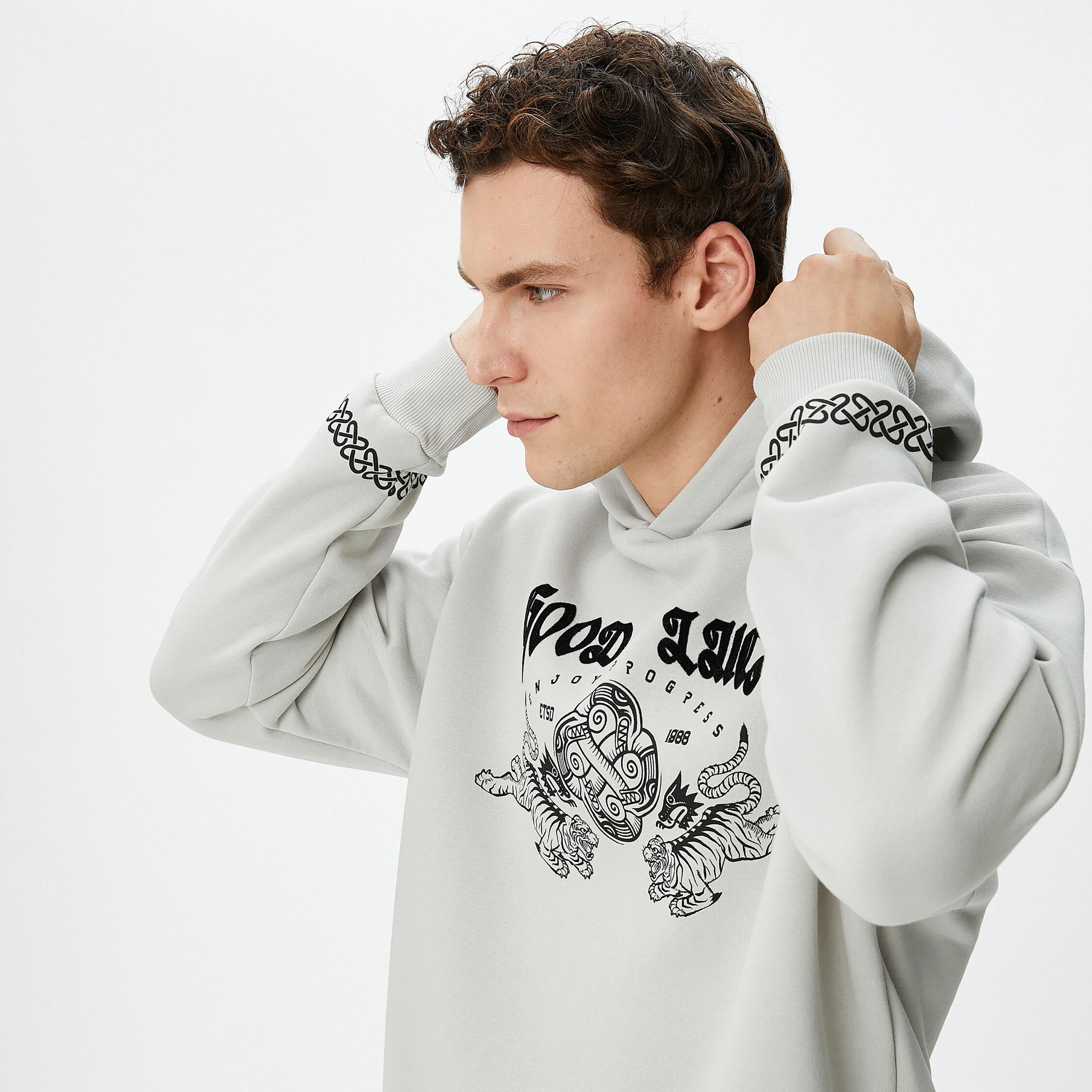 هودي رجالي بطبعة غرافيك وياقة هودي وأكمام طويلة من كوتون-men-winterwear-hoodiesandsweatshirts-image-3