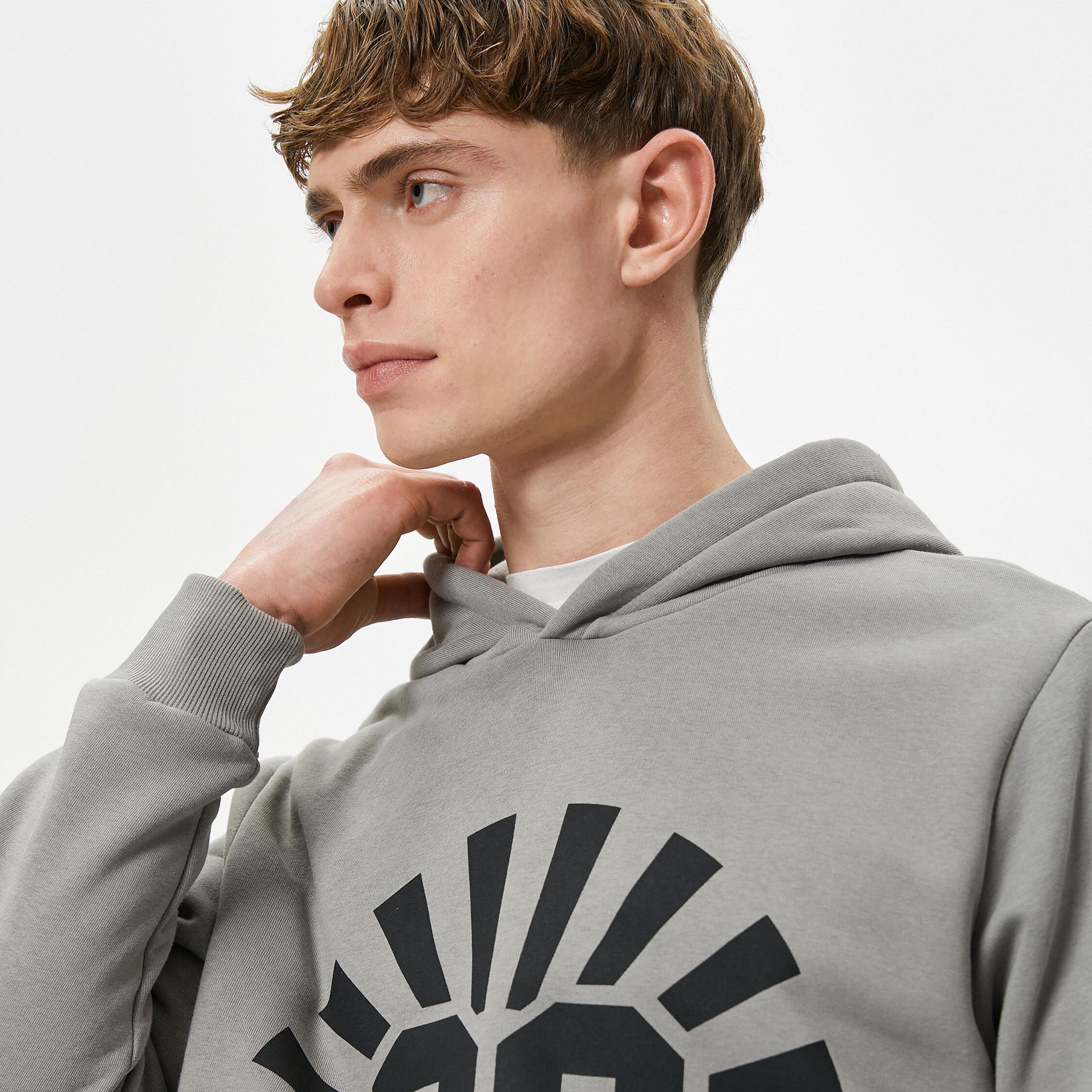 هودي رجالي بطبعة غرافيك وياقة هودي وأكمام طويلة من كوتون-men-winterwear-hoodiesandsweatshirts-image-3