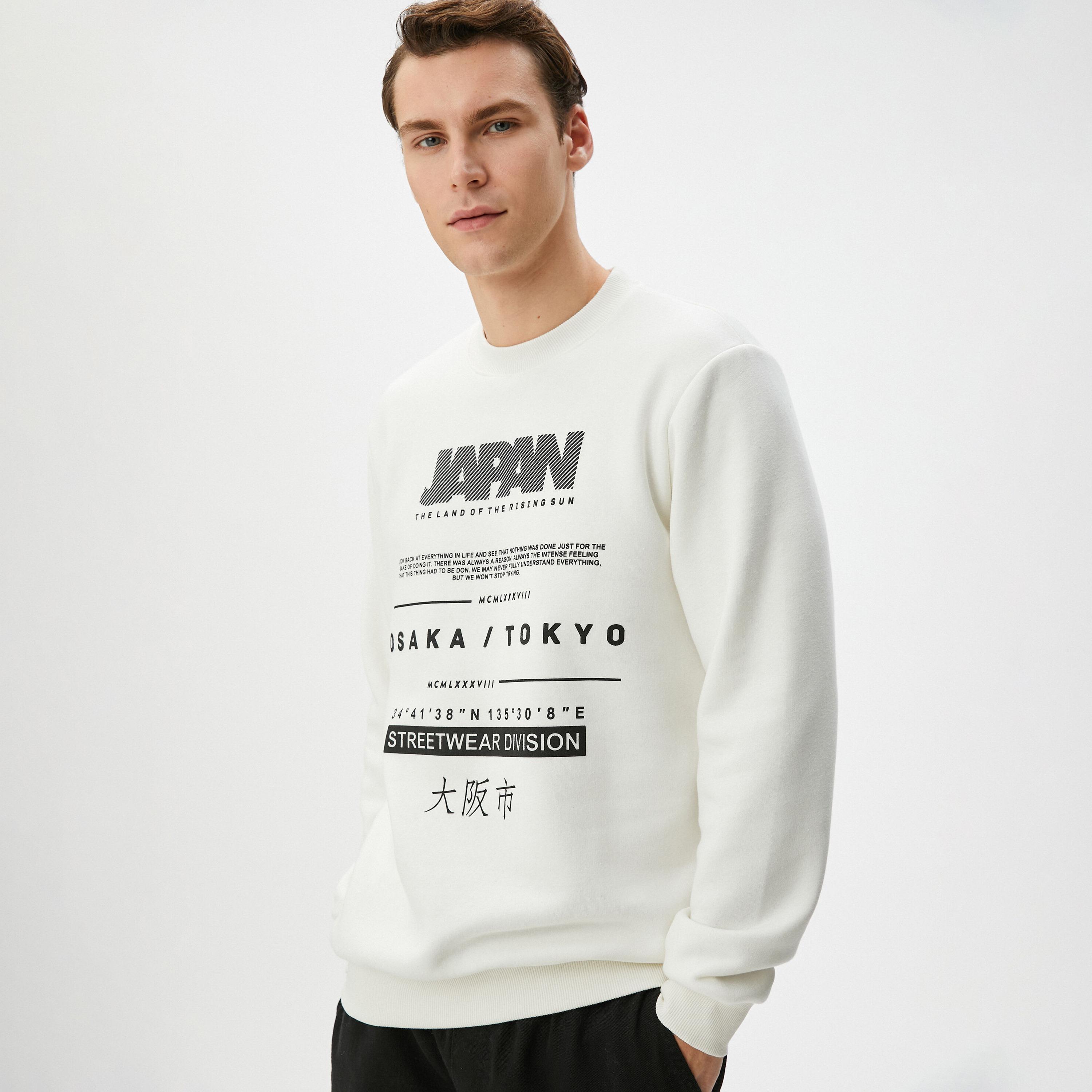 سويت شيرت رجالي بطبعة تايبوغرافية (حروف) وياقة مستديرة وأكمام طويلة من كوتون-men-winterwear-hoodiesandsweatshirts-image-3