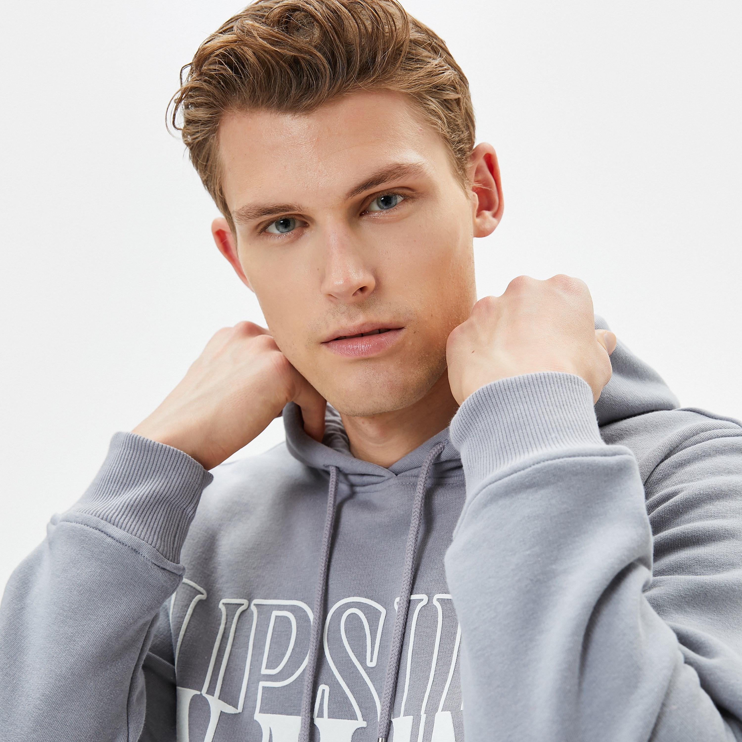 هودي رجالي بطبعة غرافيك وياقة هودي وأكمام طويلة من كوتون-men-winterwear-hoodiesandsweatshirts-image-3