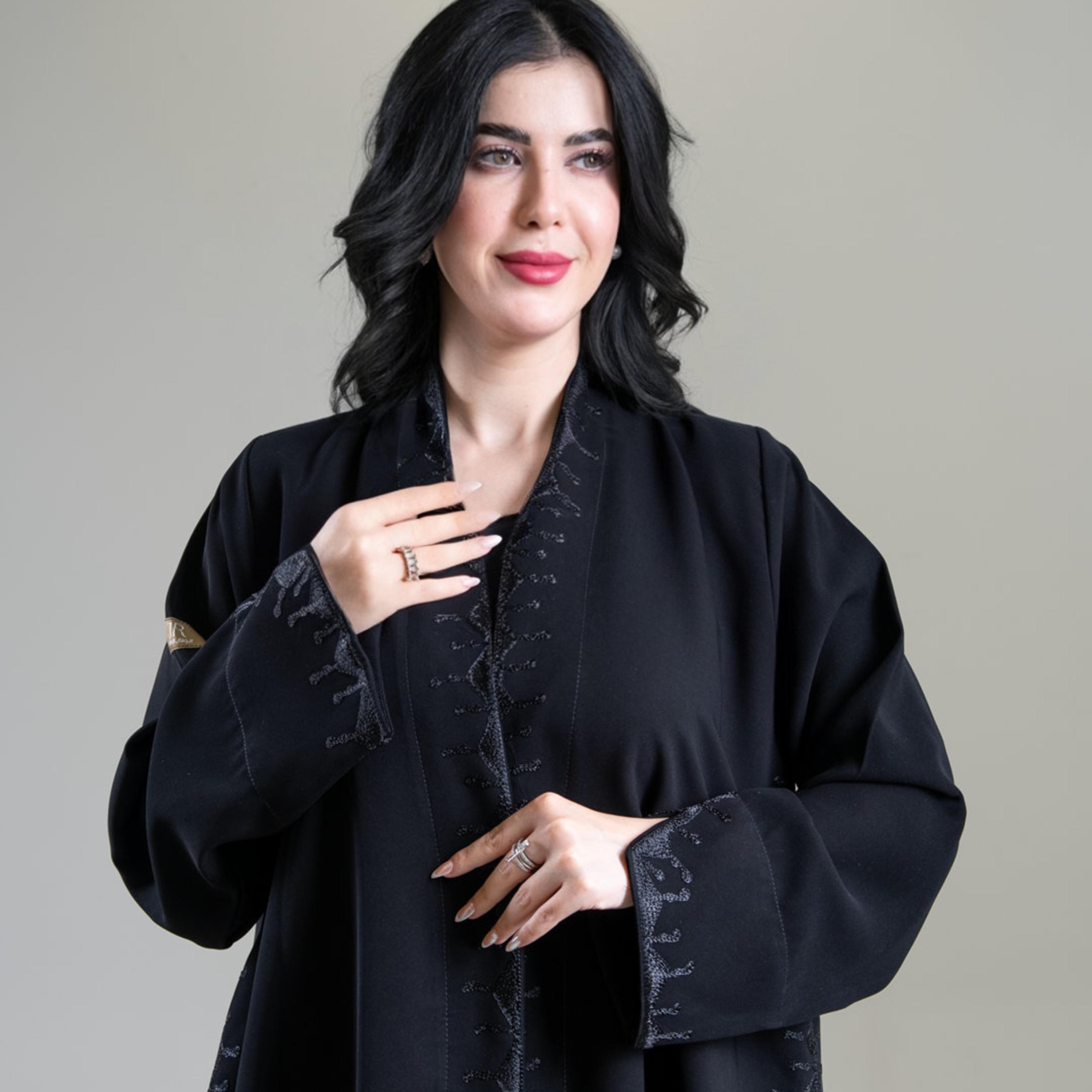 عباية حريمي كلوش دبل بقماش بارز الملمس من كريب سيراميك باللون الأسود من الجمال الراقي-women-arabicclothing-abayas-image-2