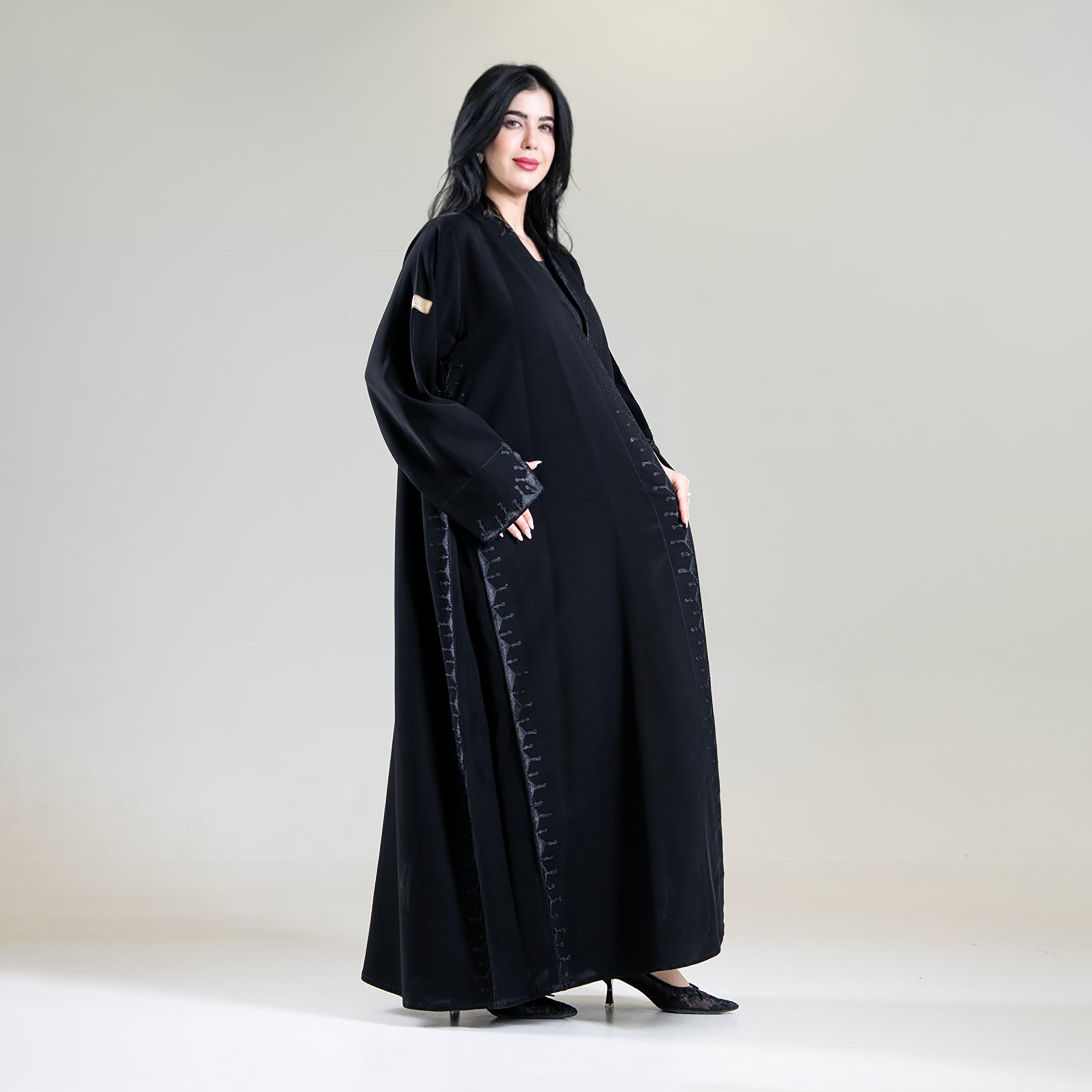 عباية حريمي كلوش دبل بقماش بارز الملمس من كريب سيراميك باللون الأسود من الجمال الراقي-women-arabicclothing-abayas-image-4