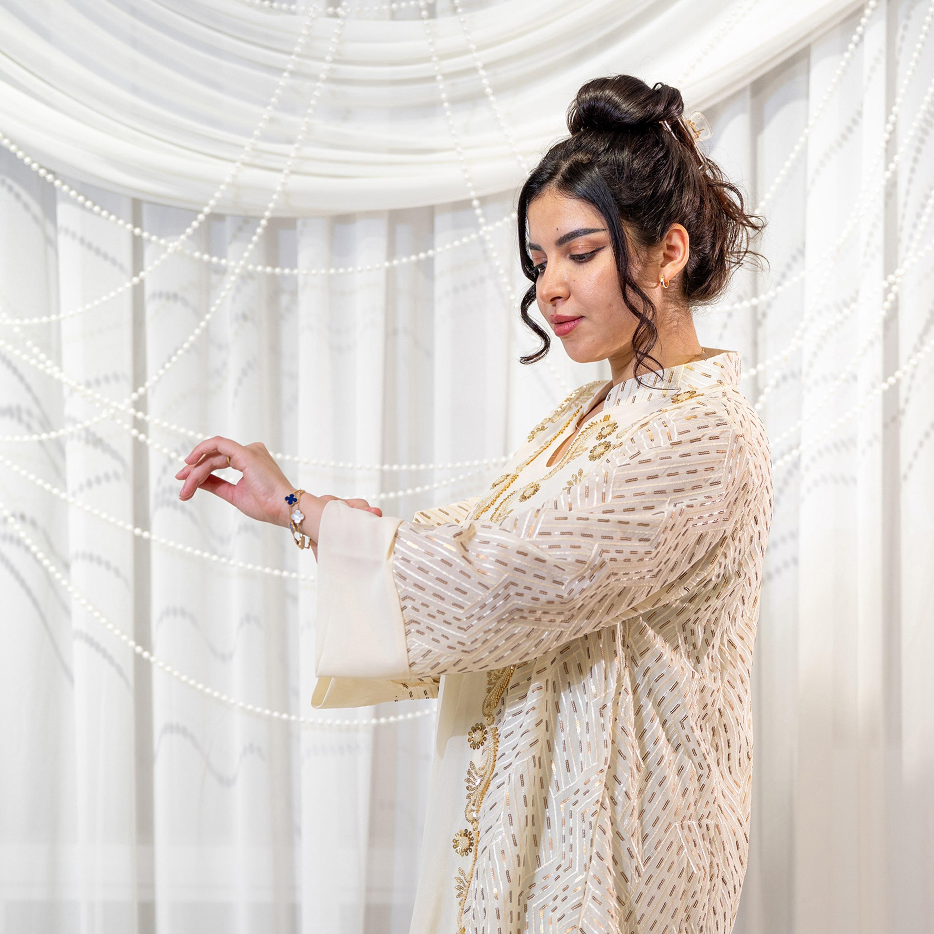 جلابية سهرة نسائية بياقة ماندارين وتطريز خرز وترتر وأكمام واسعة - أبيض من زاهية-women-arabicclothing-jalabiyas-image-3