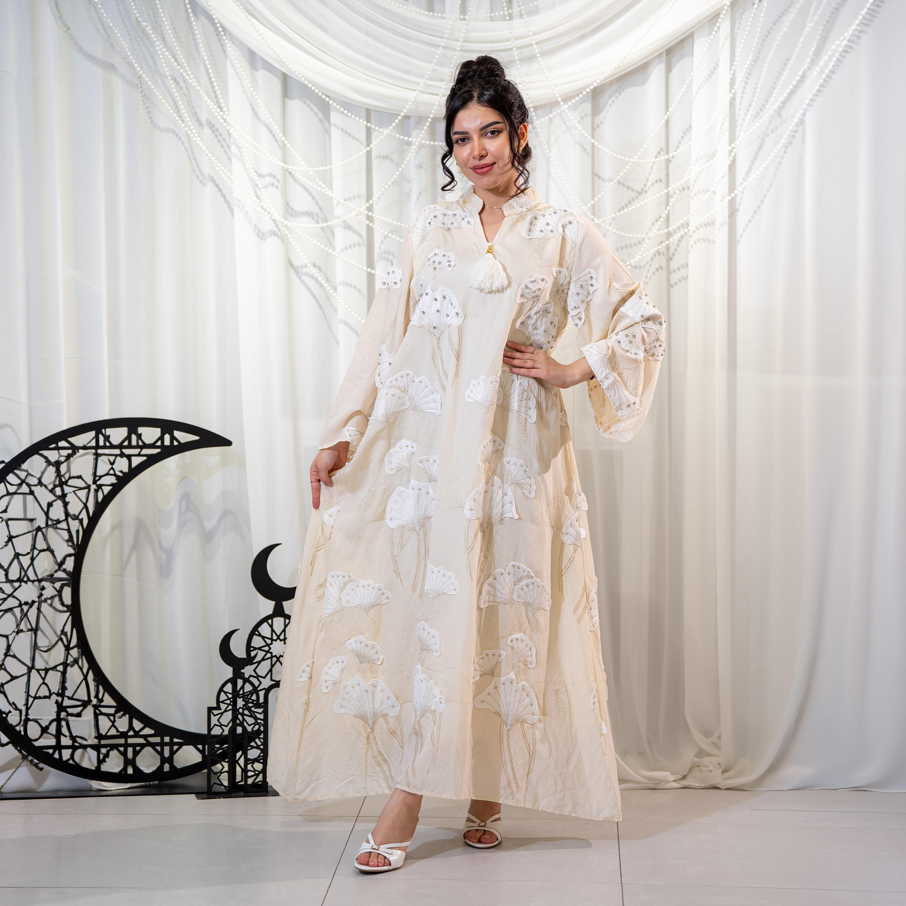 جلابية سهرة نسائية بياقة ماندارين وتطريز زهور وأكمام واسعة (كلوش) من زاهية-women-arabicclothing-jalabiyas-image-1