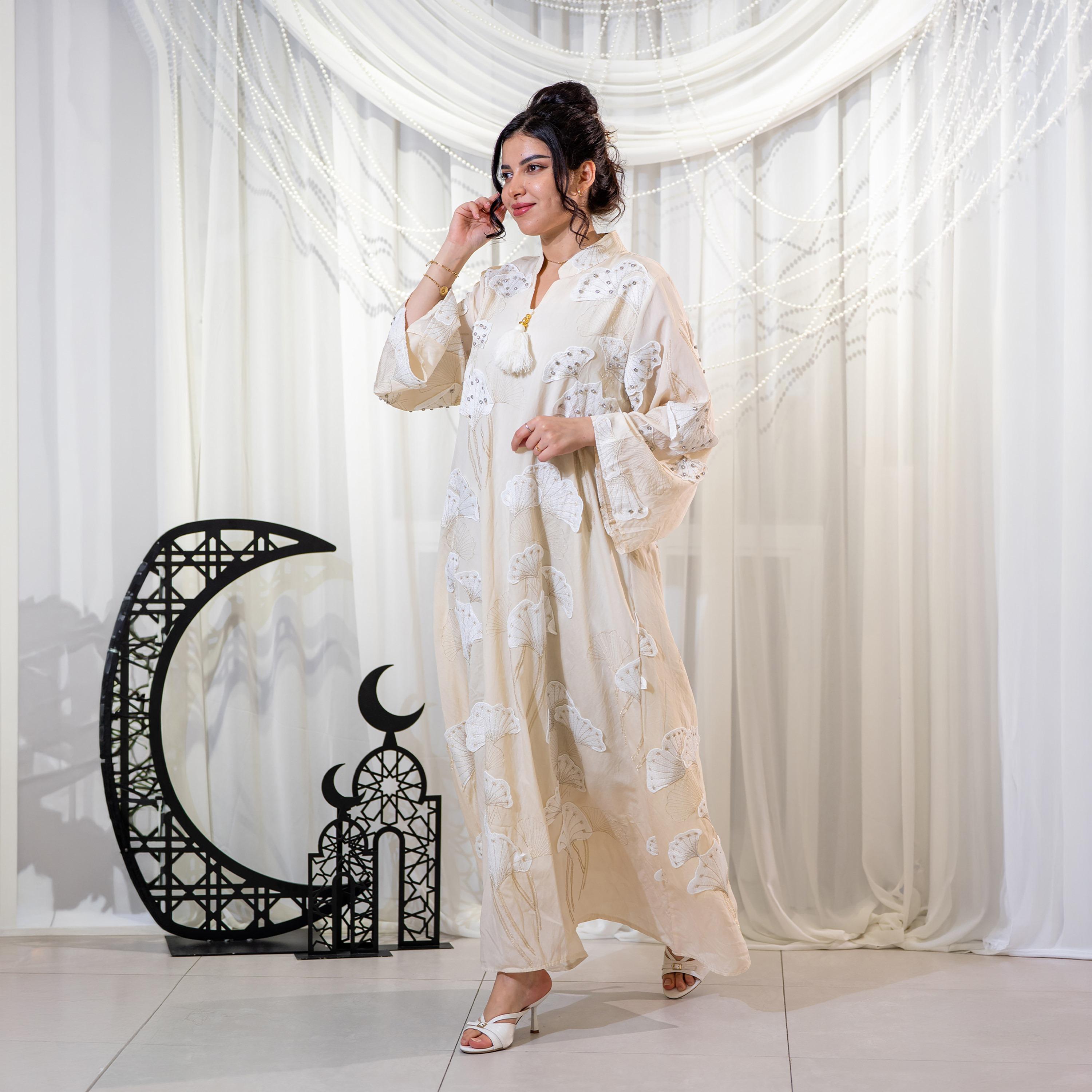 جلابية سهرة نسائية بياقة ماندارين وتطريز زهور وأكمام واسعة (كلوش) من زاهية-women-arabicclothing-jalabiyas-image-2