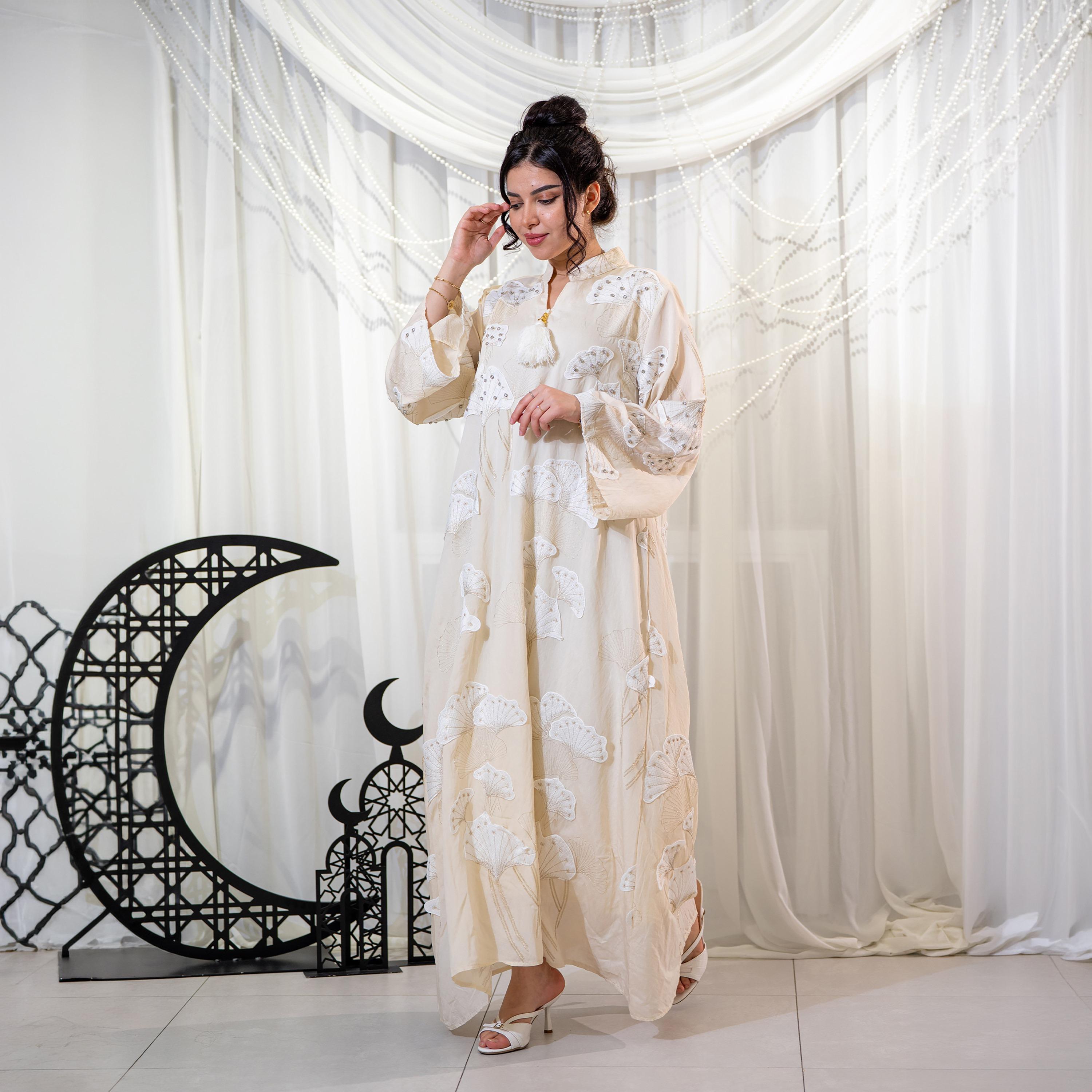 جلابية سهرة نسائية بياقة ماندارين وتطريز زهور وأكمام واسعة (كلوش) من زاهية-women-arabicclothing-jalabiyas-image-3
