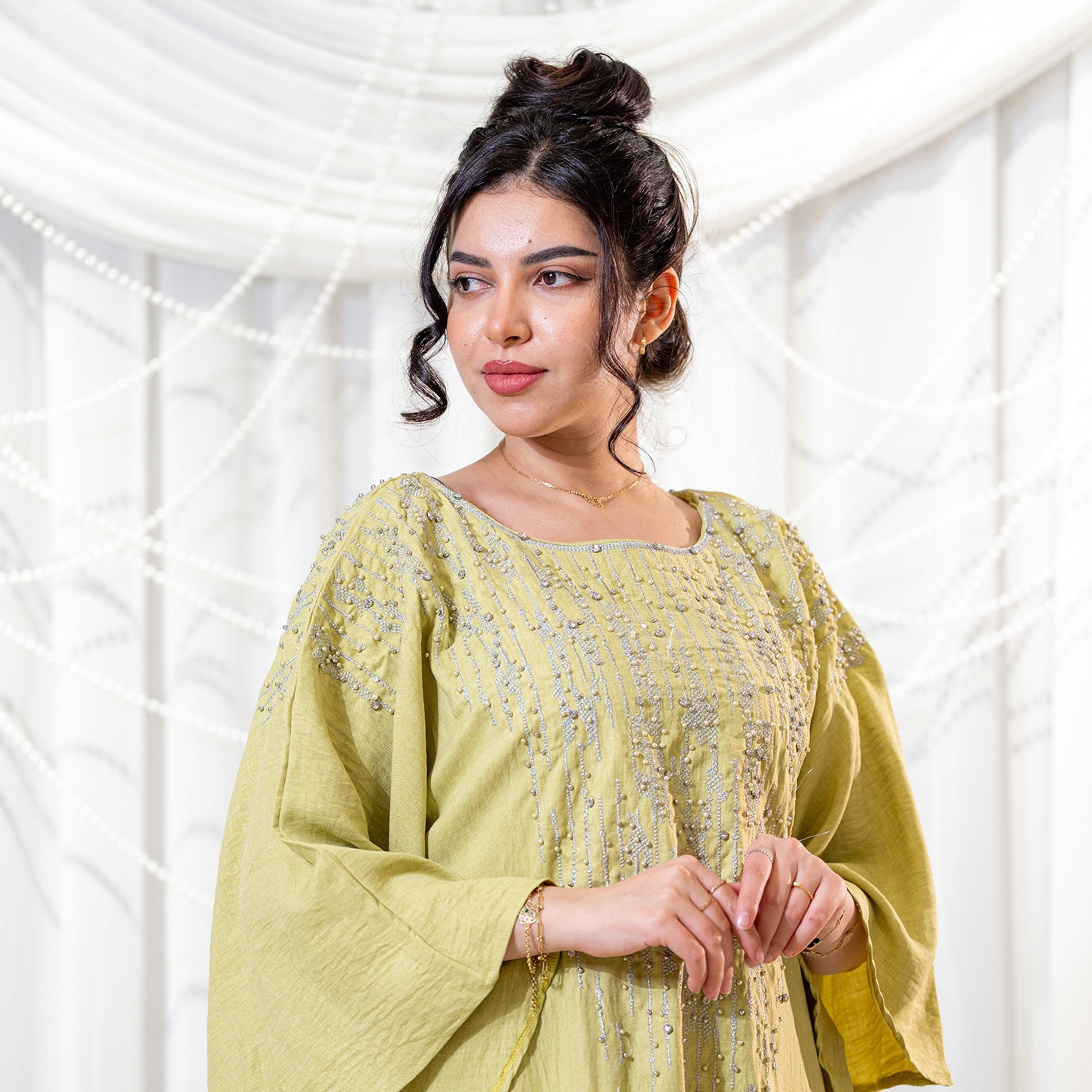 جلابية سهرة نسائية بتفاصيل اللؤلؤ وأكمام واسعة (كلوش) - أخضر من زاهية-women-arabicclothing-jalabiyas-image-2