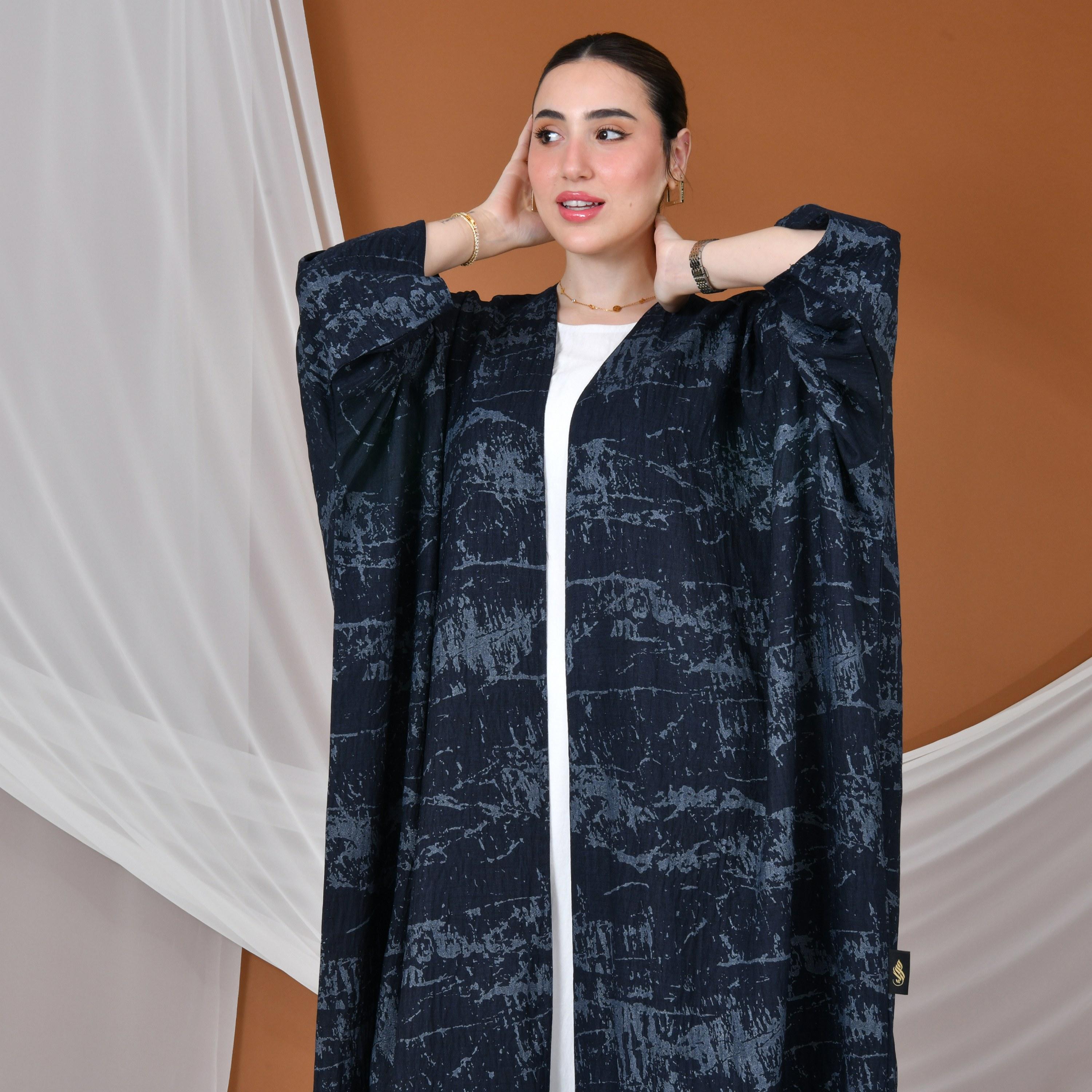 عباية بيشت نسائية من الكتان بأكمام واسعة وطبعة تجريدية بالكامل باللون الأسود من حوراء-women-arabicclothing-abayas-image-2