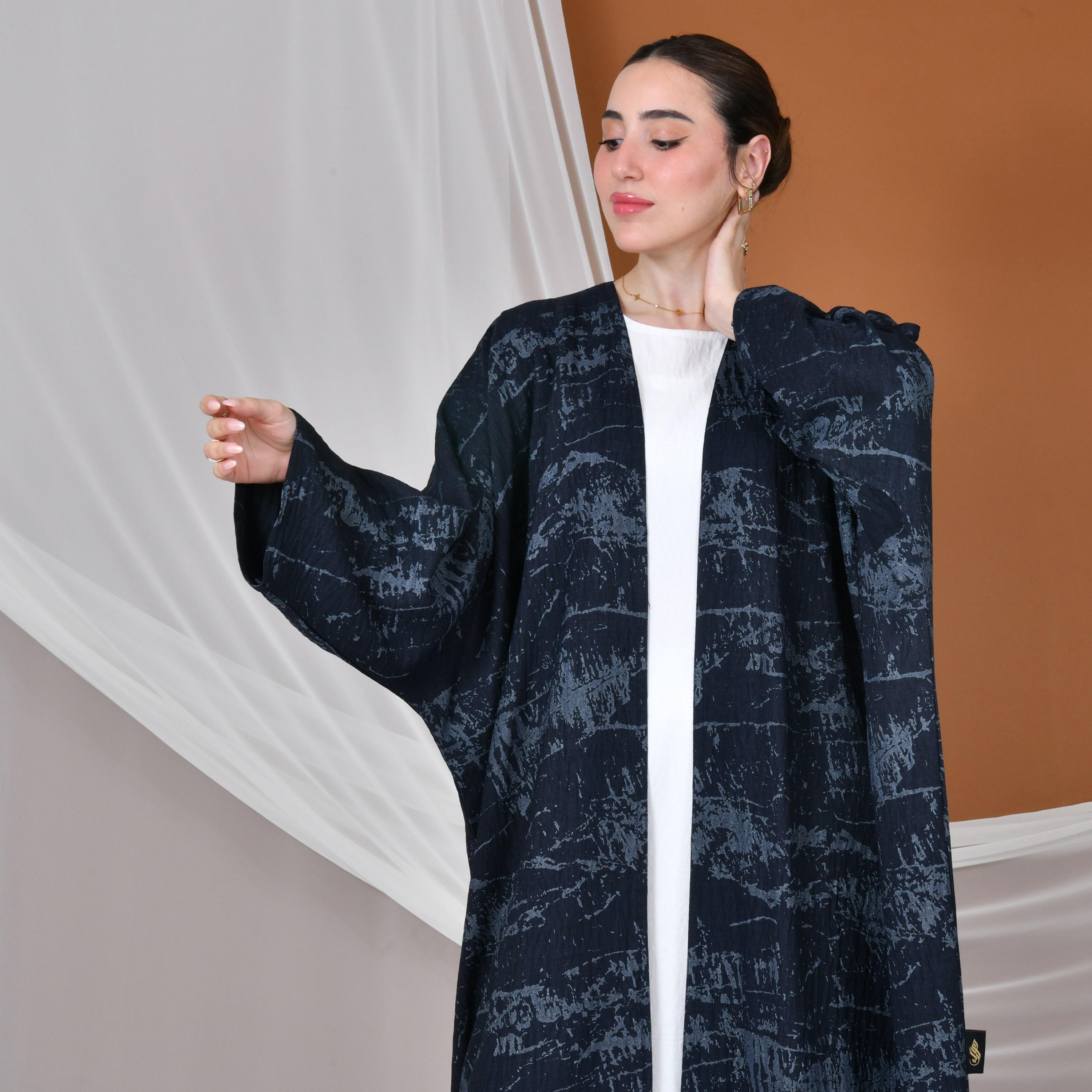 عباية بيشت نسائية من الكتان بأكمام واسعة وطبعة تجريدية بالكامل باللون الأسود من حوراء-women-arabicclothing-abayas-image-3