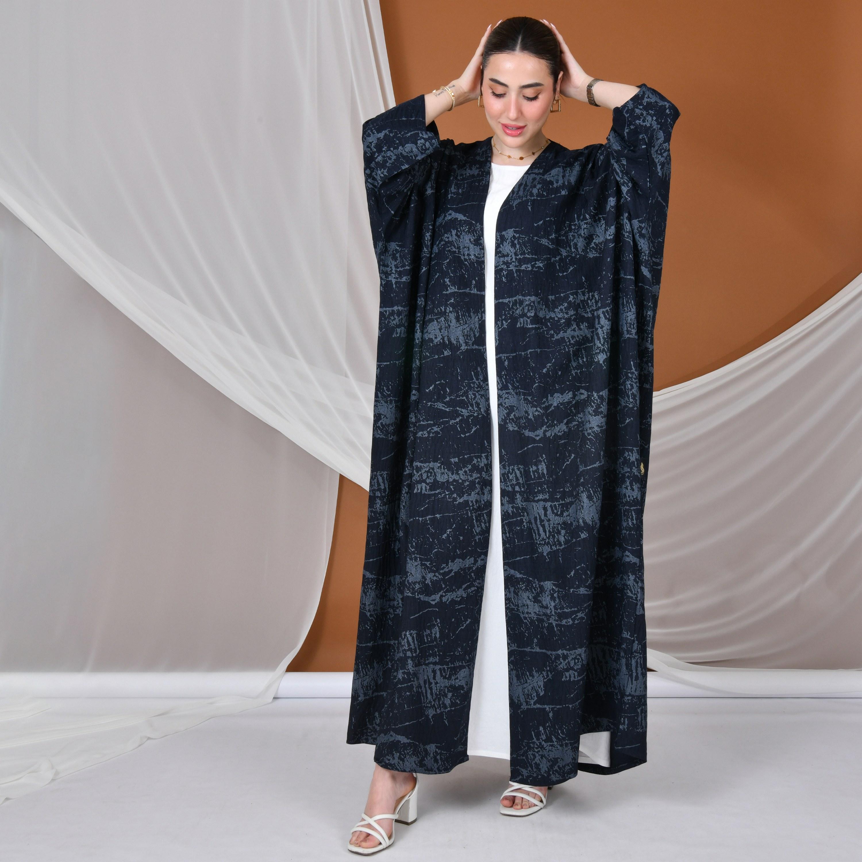 عباية بيشت نسائية من الكتان بأكمام واسعة وطبعة تجريدية بالكامل باللون الأسود من حوراء-women-arabicclothing-abayas-image-5