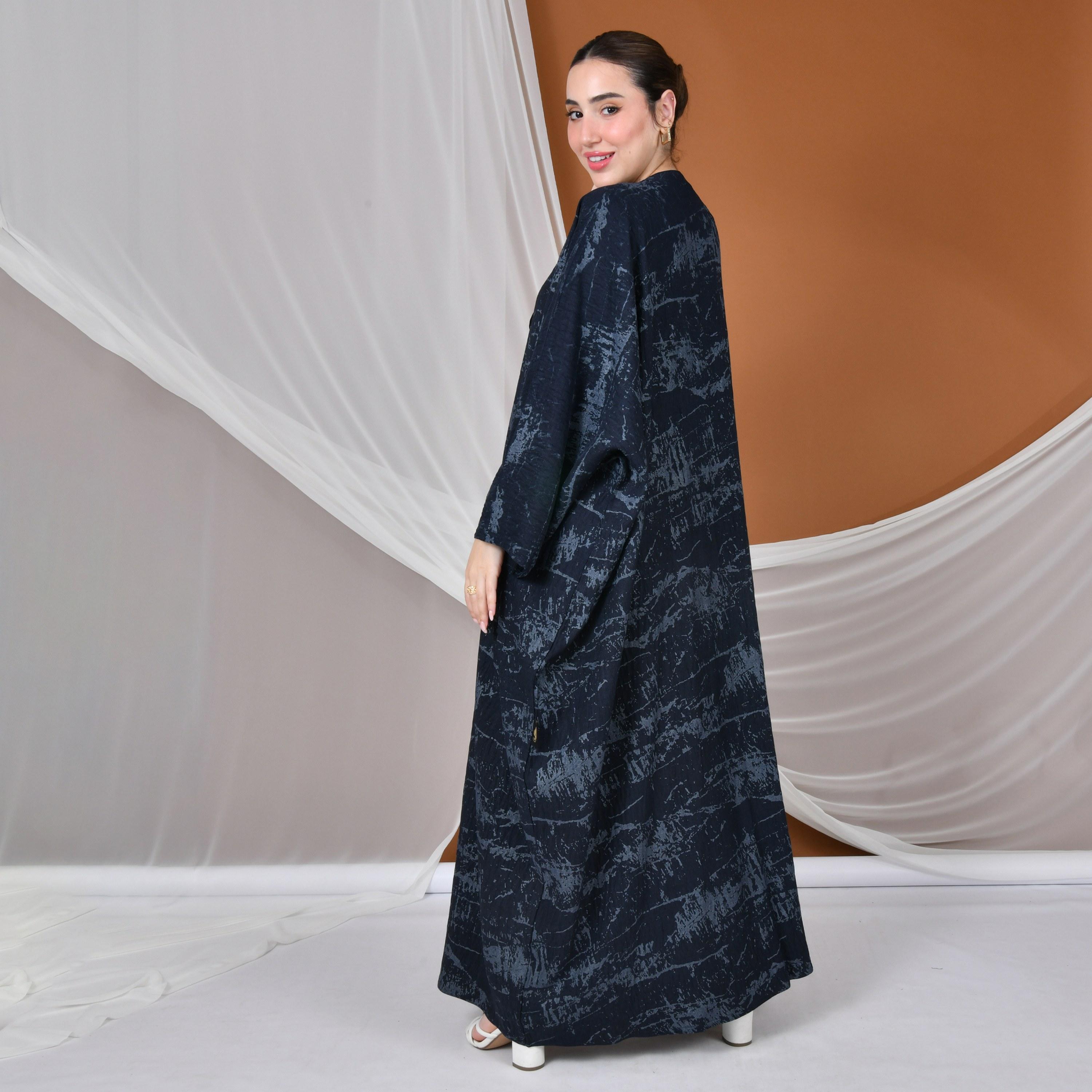 عباية بيشت نسائية من الكتان بأكمام واسعة وطبعة تجريدية بالكامل باللون الأسود من حوراء-women-arabicclothing-abayas-image-6