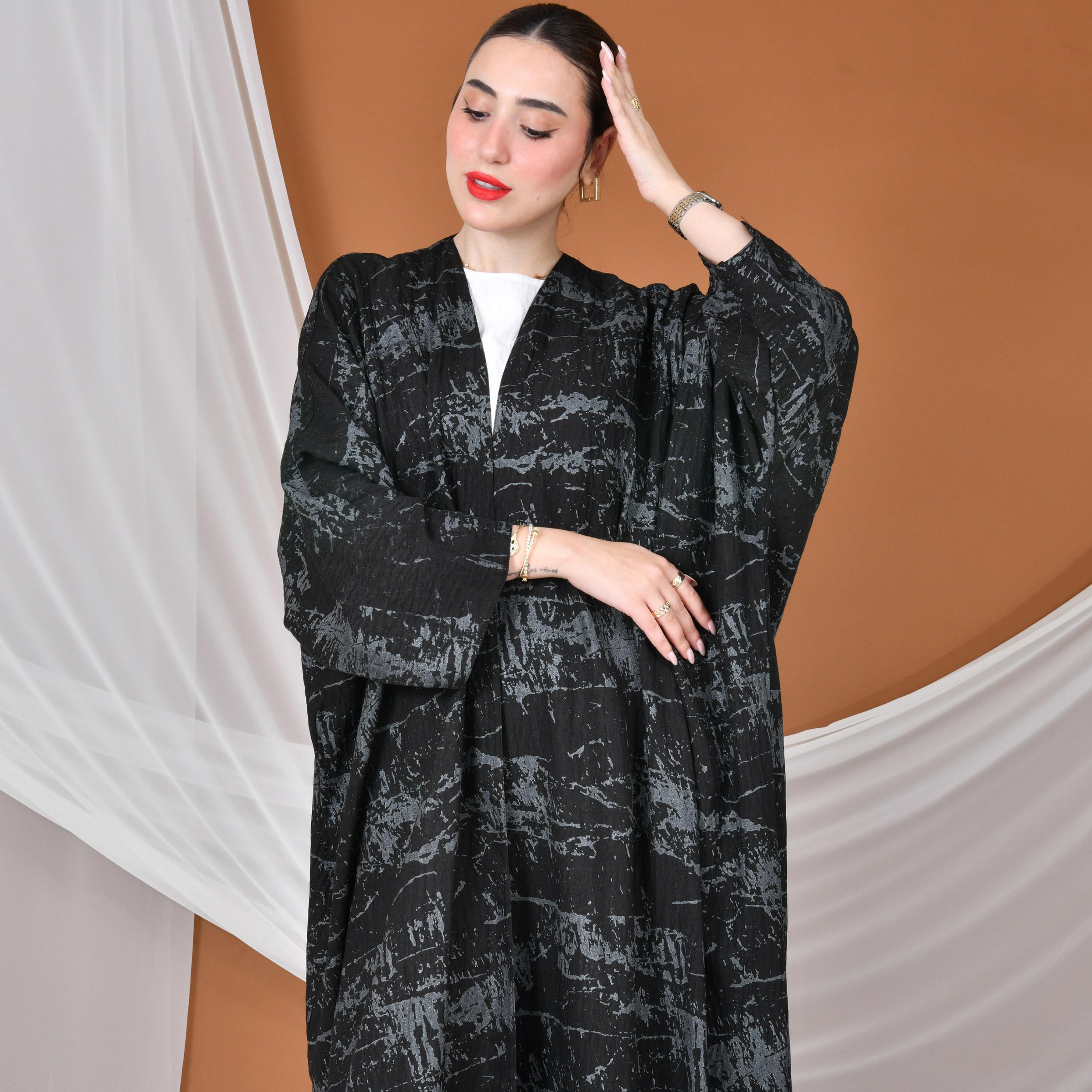 عباية بيشت نسائية من الكتان بأكمام واسعة وطبعة تجريدية بالكامل باللون الأسود من حوراء-women-arabicclothing-abayas-image-2