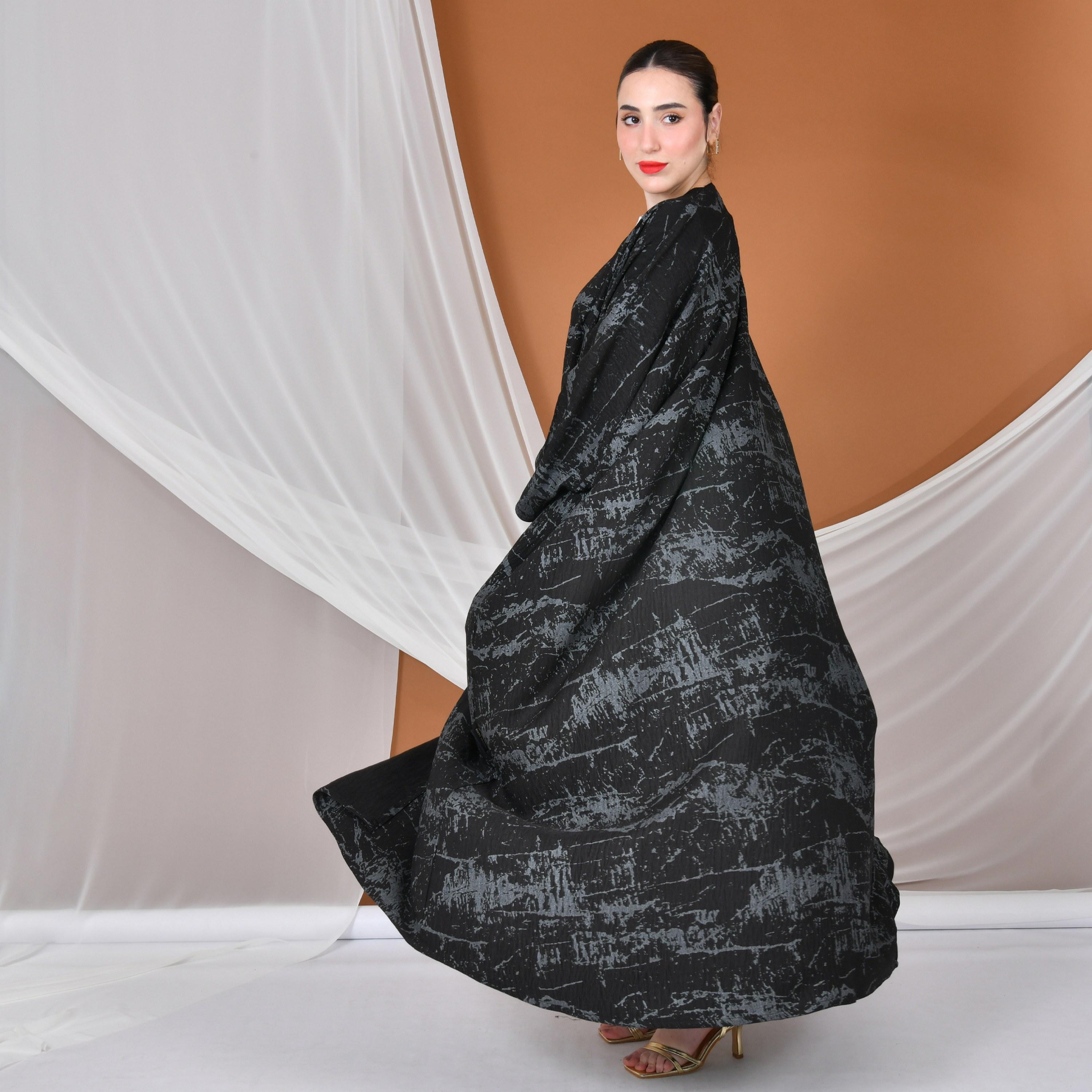 عباية بيشت نسائية من الكتان بأكمام واسعة وطبعة تجريدية بالكامل باللون الأسود من حوراء-women-arabicclothing-abayas-image-5