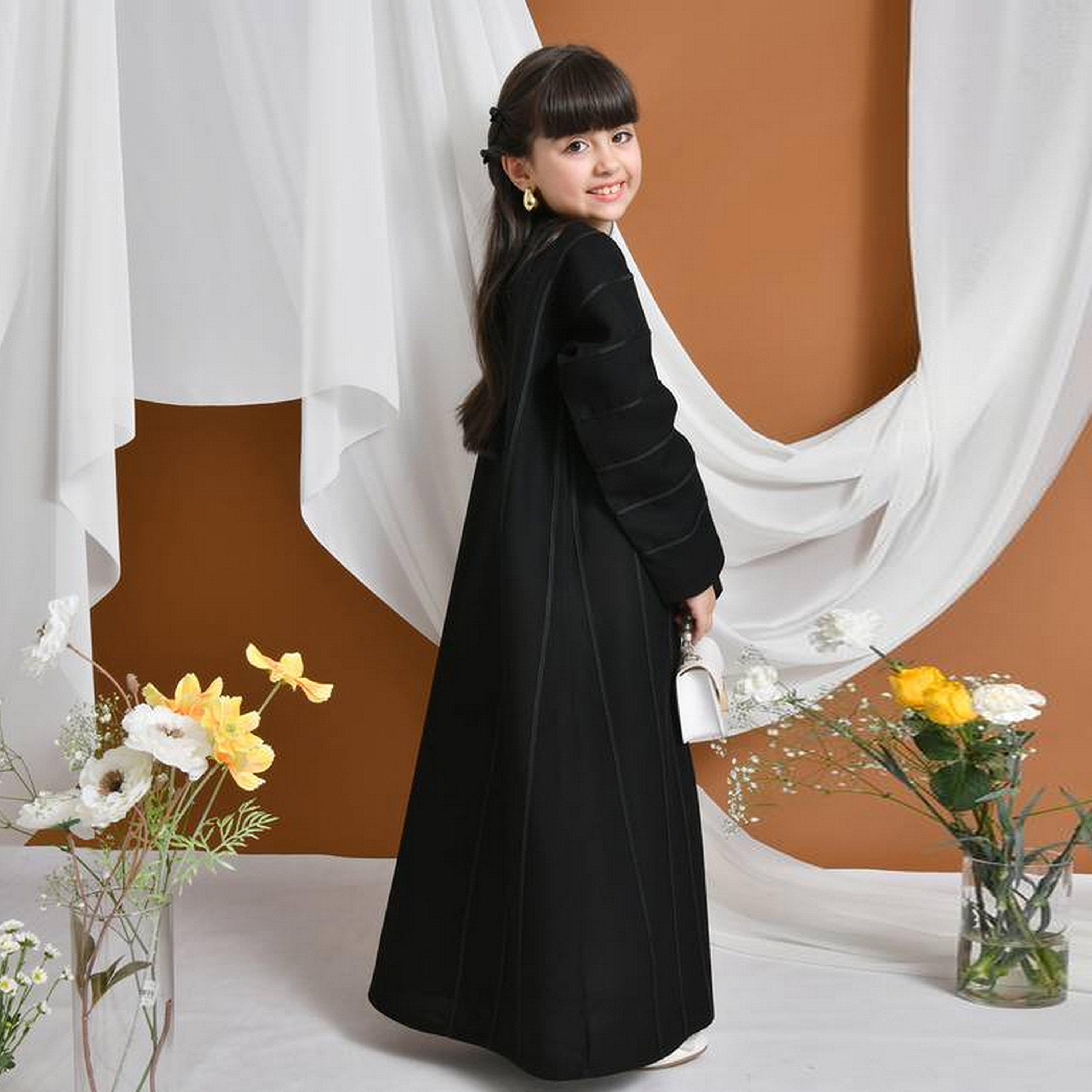 عباءة كتان بتفاصيل مخططة مع طرحة للبنات من حوراء - أسود-girls-arabicclothing-abayas-image-4