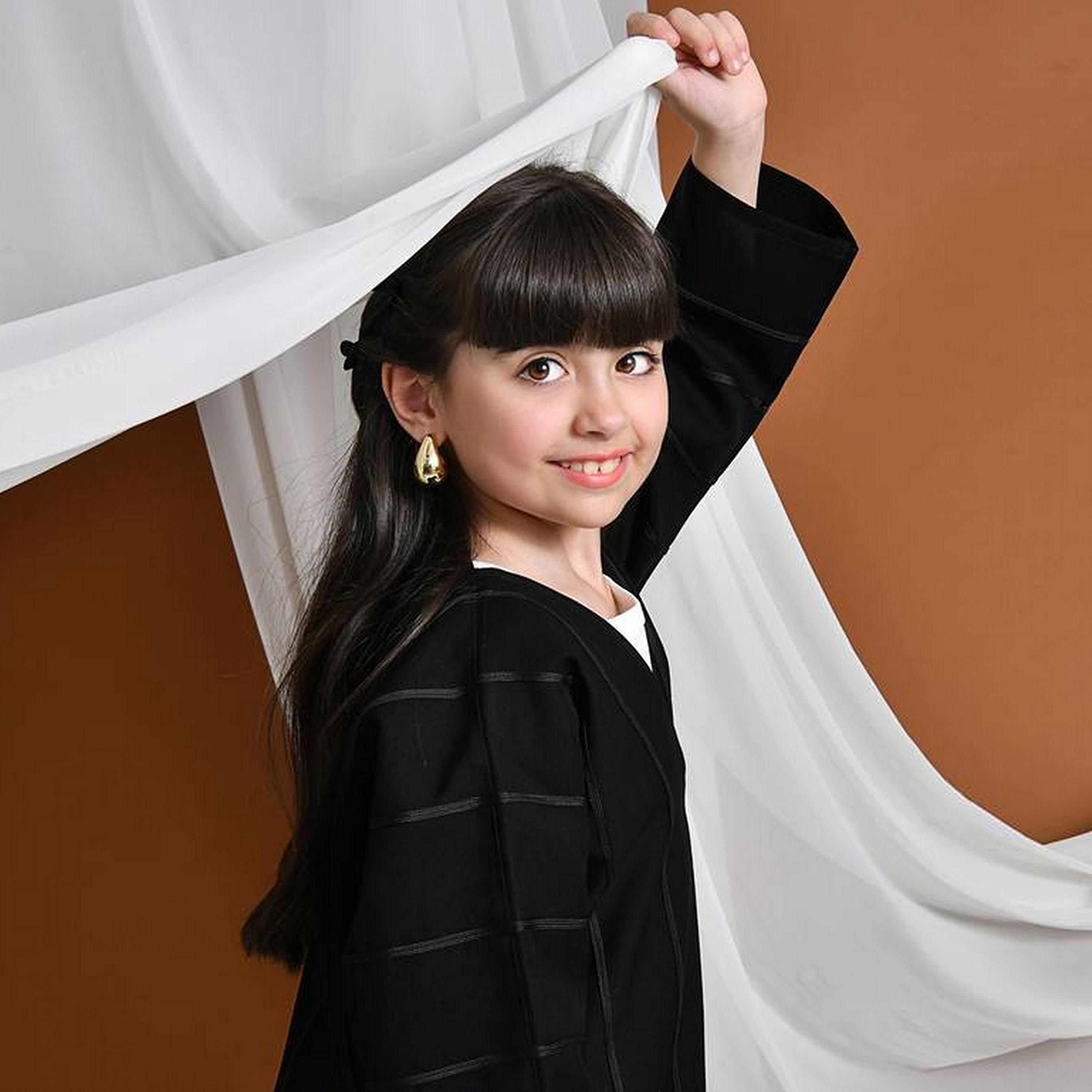 عباءة كتان بتفاصيل مخططة مع طرحة للبنات من حوراء - أسود-girls-arabicclothing-abayas-image-8