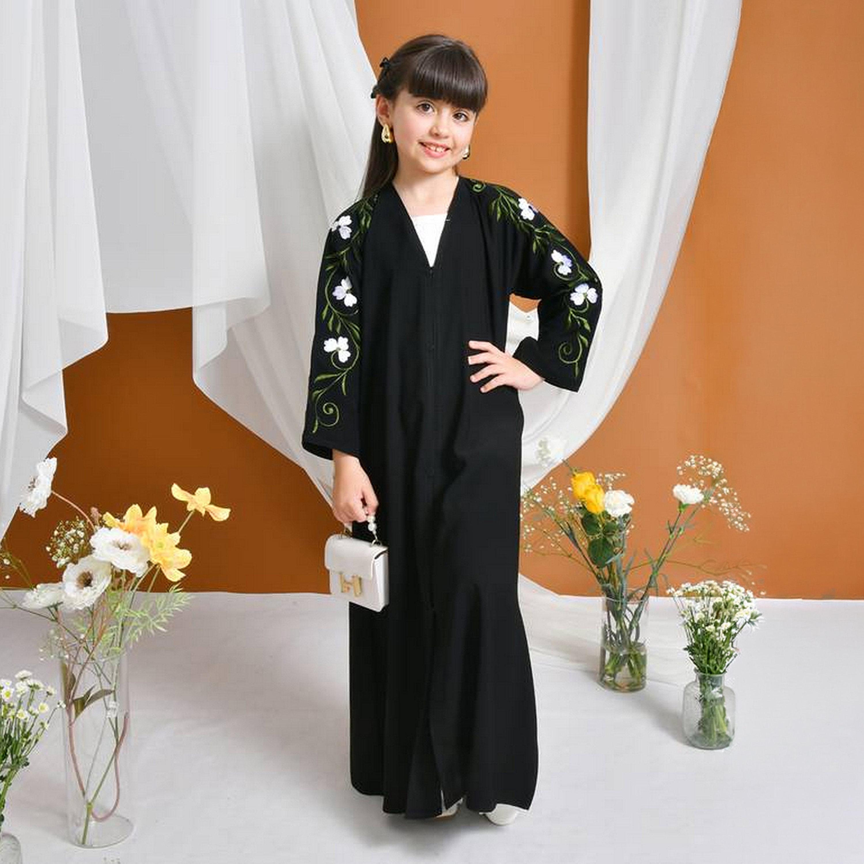 عباءة كتان بأكمام مطرزة بنقشة زهور مع طرحة للبنات من حوراء - أسود-girls-arabicclothing-abayas-image-1