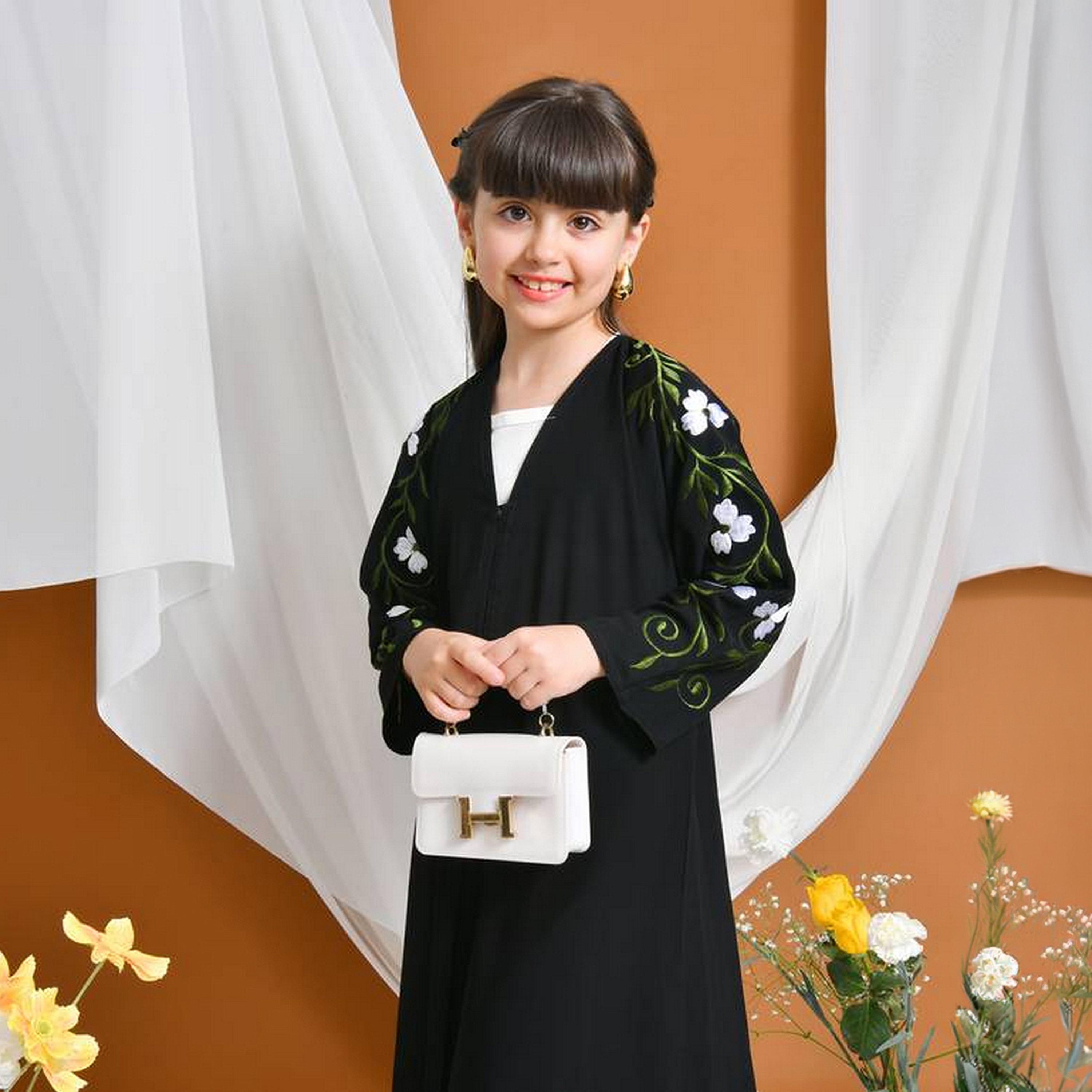 عباءة كتان بأكمام مطرزة بنقشة زهور مع طرحة للبنات من حوراء - أسود-girls-arabicclothing-abayas-image-2