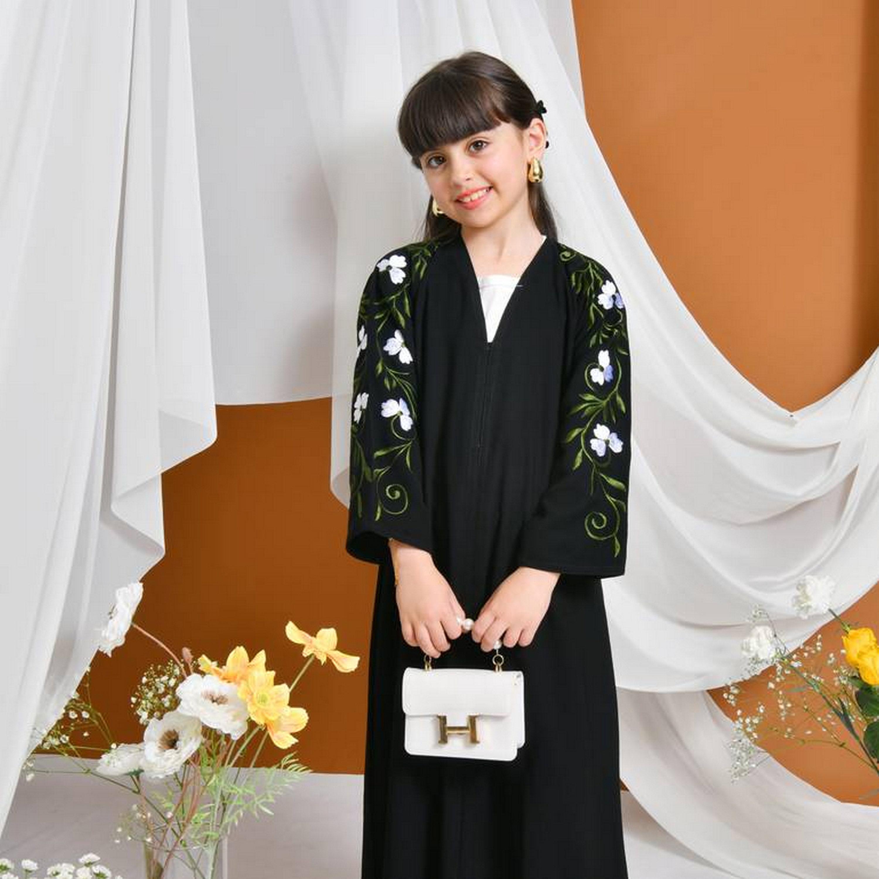 عباءة كتان بأكمام مطرزة بنقشة زهور مع طرحة للبنات من حوراء - أسود-girls-arabicclothing-abayas-image-3