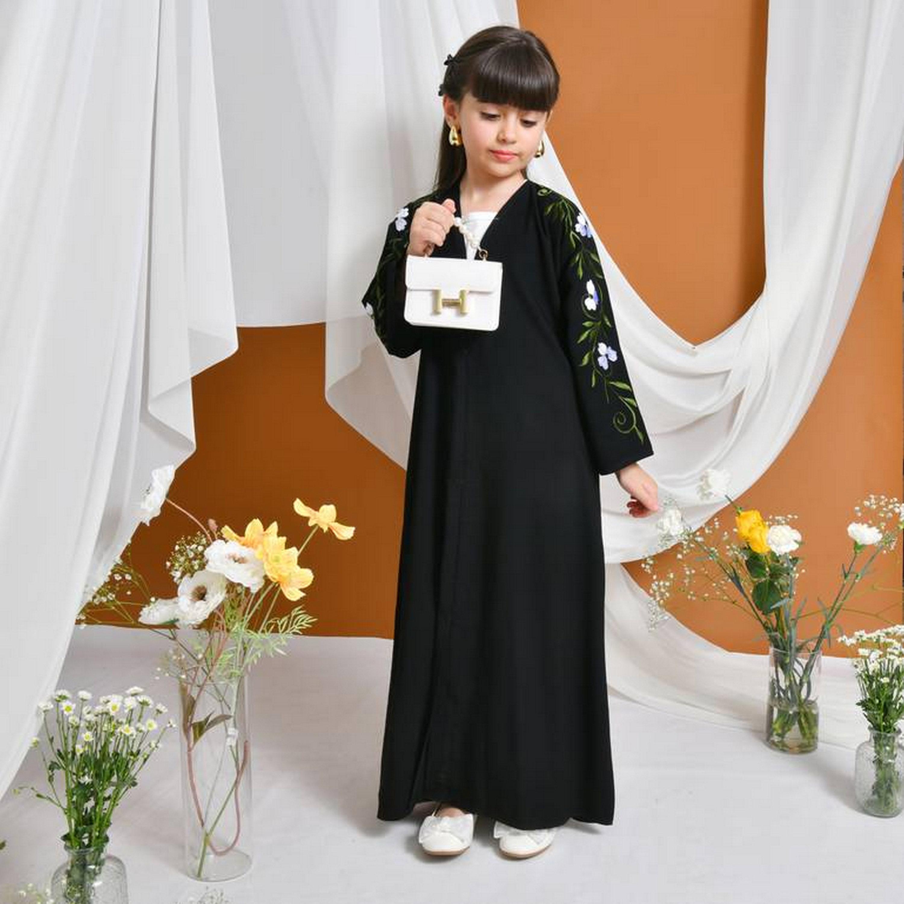 عباءة كتان بأكمام مطرزة بنقشة زهور مع طرحة للبنات من حوراء - أسود-girls-arabicclothing-abayas-image-4