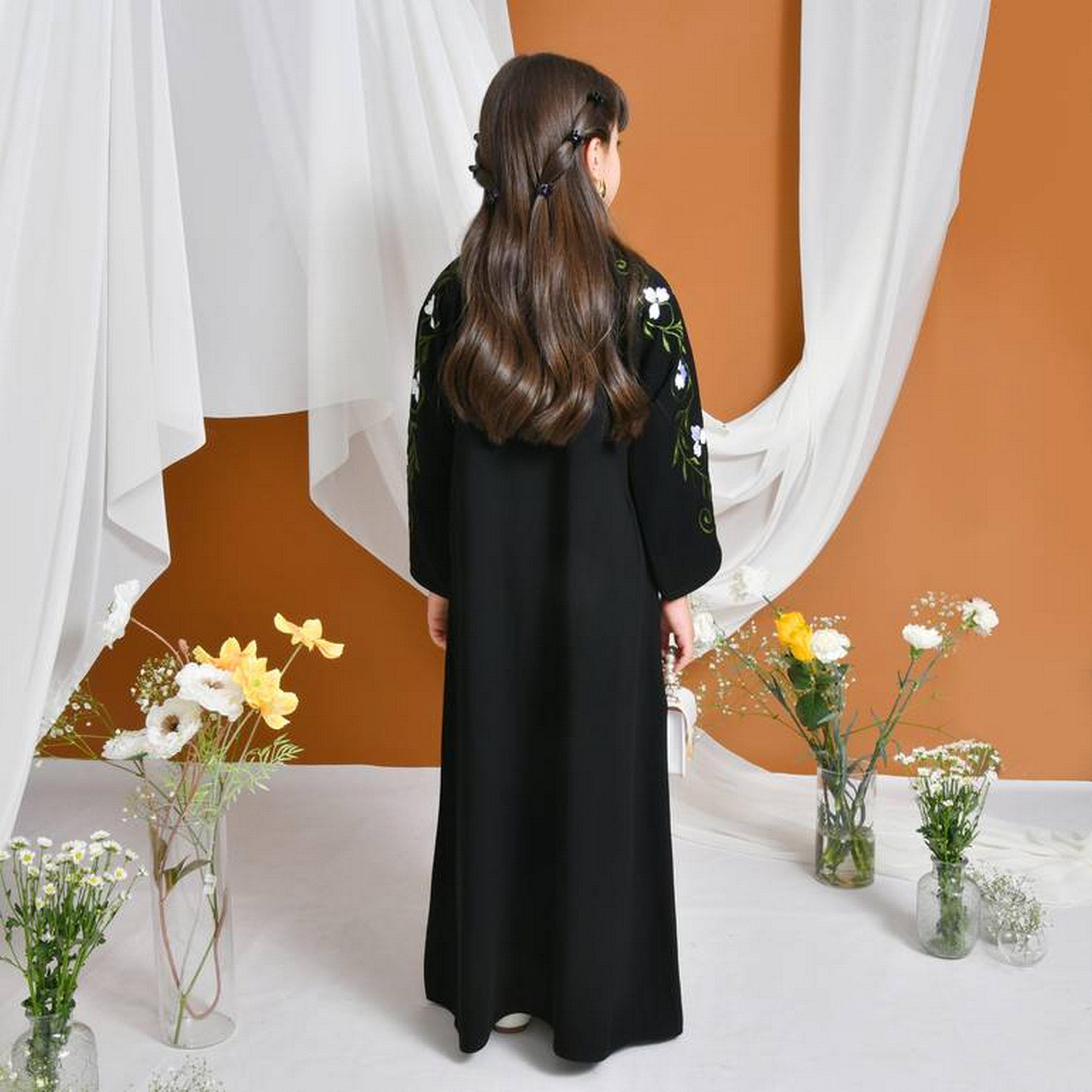 عباءة كتان بأكمام مطرزة بنقشة زهور مع طرحة للبنات من حوراء - أسود-girls-arabicclothing-abayas-image-5